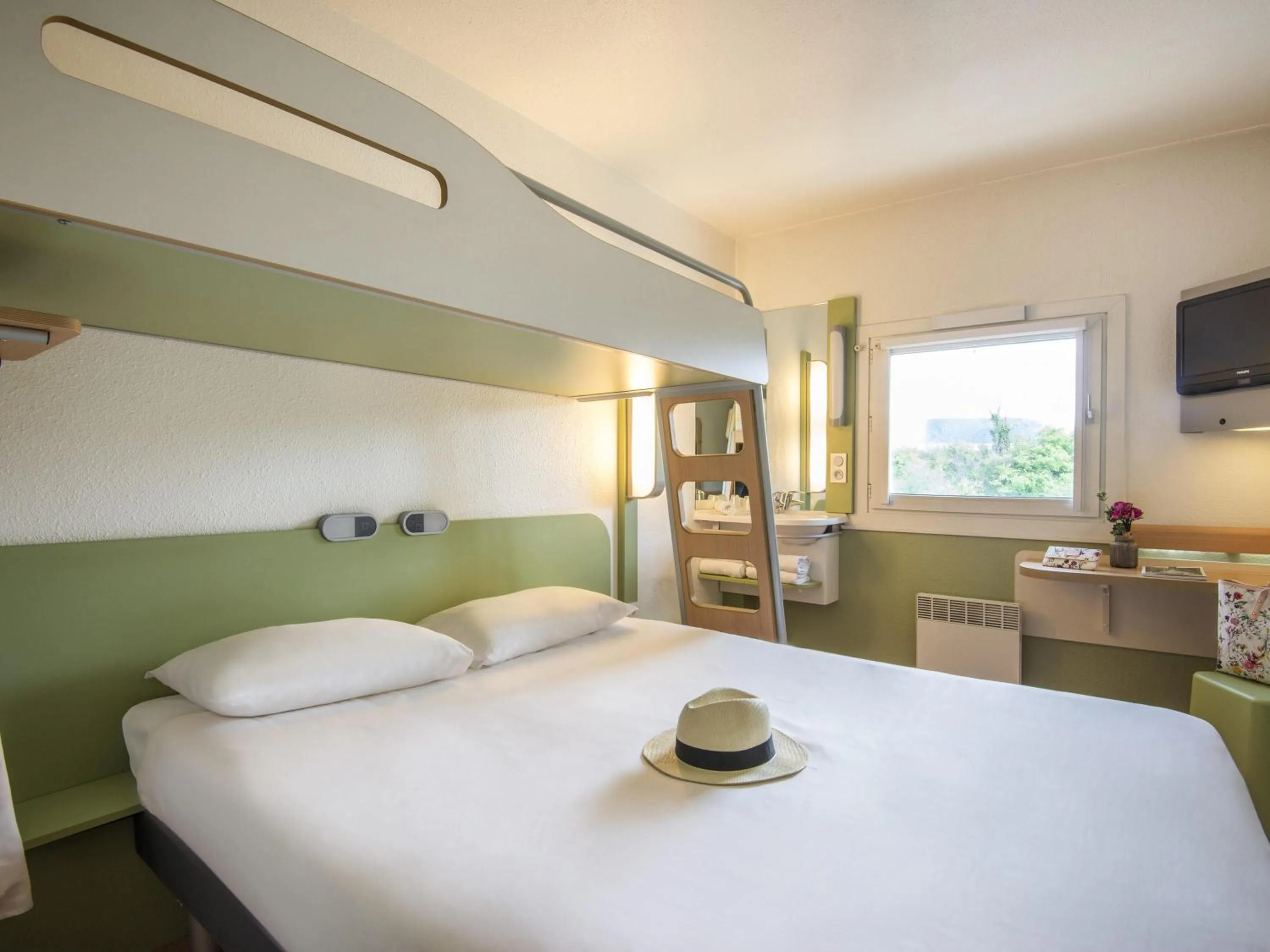 Bedroom, Bed in IBIS Budget Aix en Provence Est Le Canet