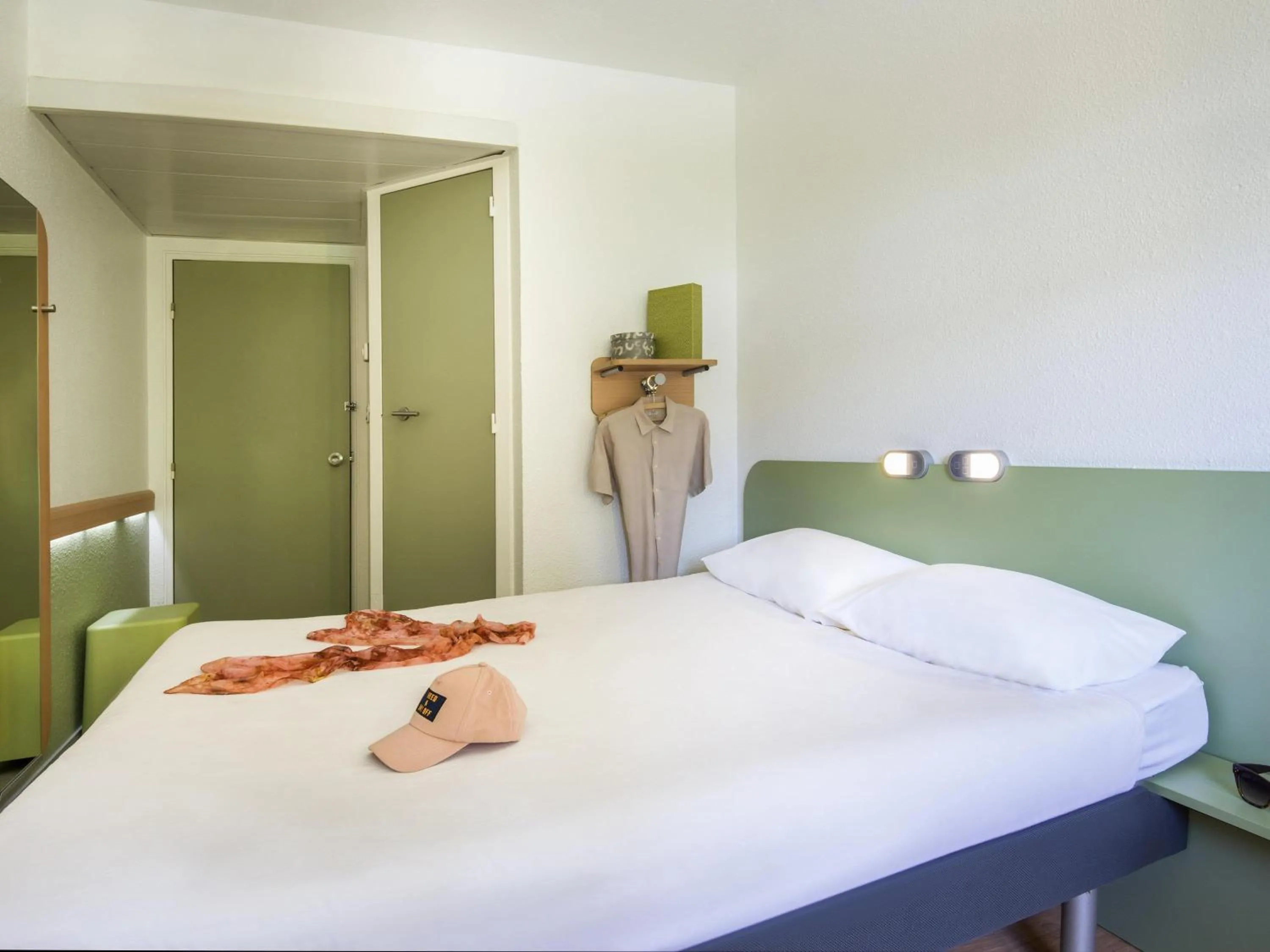 Bedroom, Bed in IBIS Budget Aix en Provence Est Le Canet