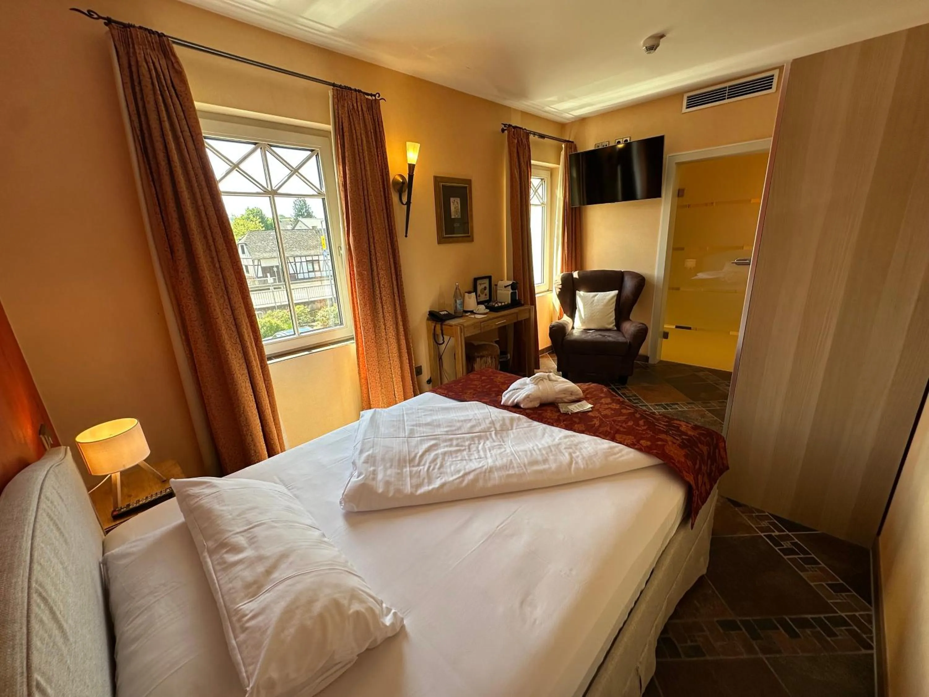 Photo of the whole room, Bed in Hotel Weisser Bär