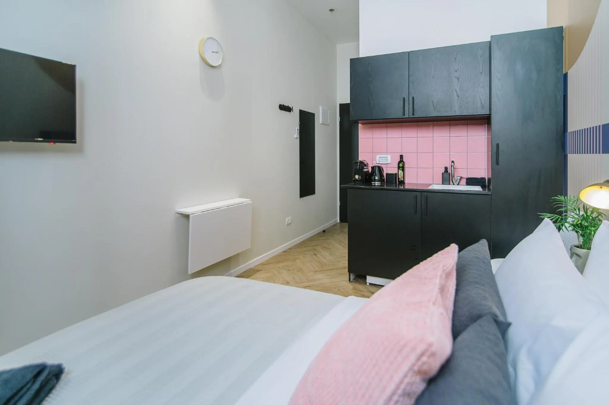 Kitchen or kitchenette, Bed in Colorbox - by Loginn Tel-Avivian hotels