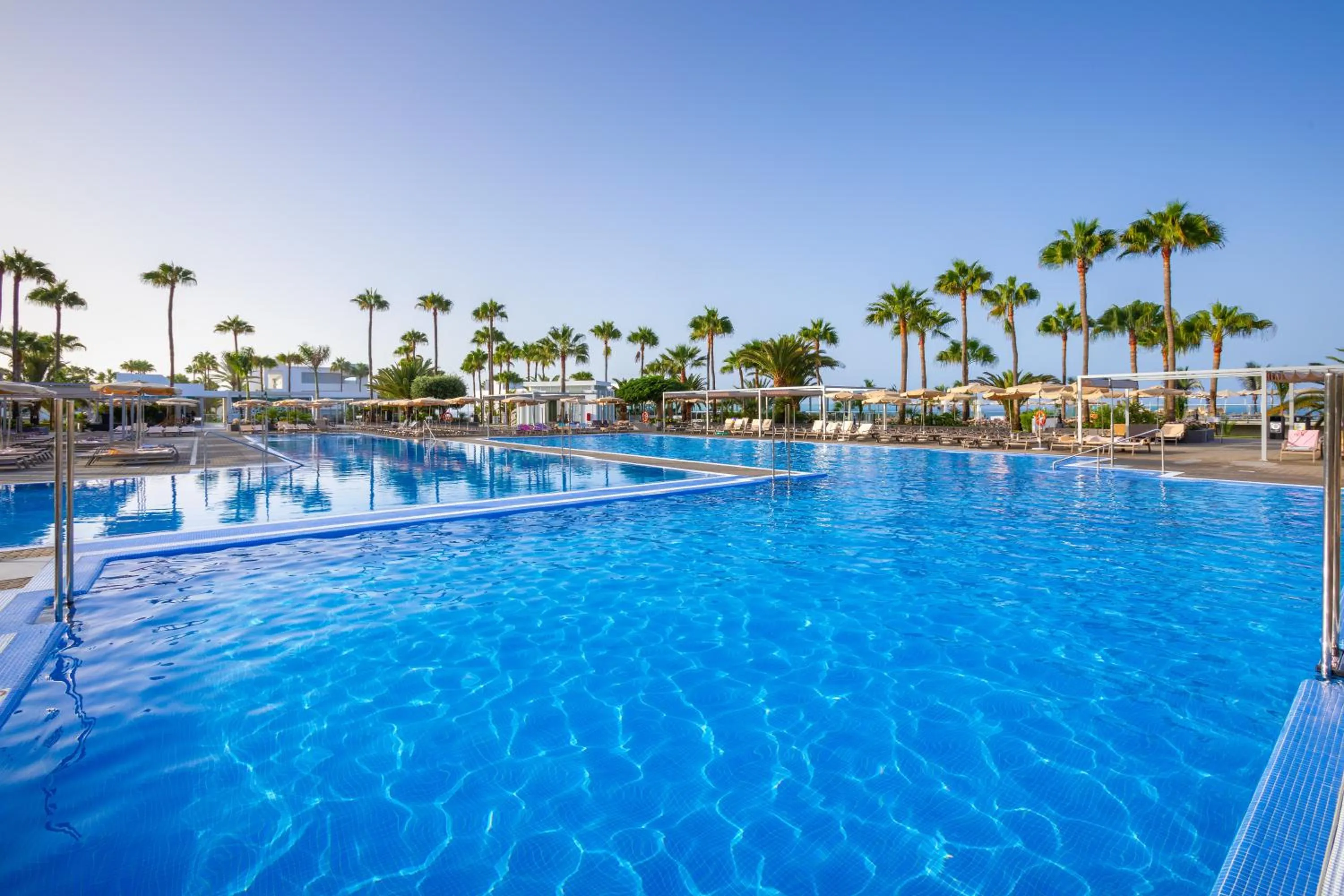 Swimming pool in Hotel Riu Gran Canaria - All Inclusive