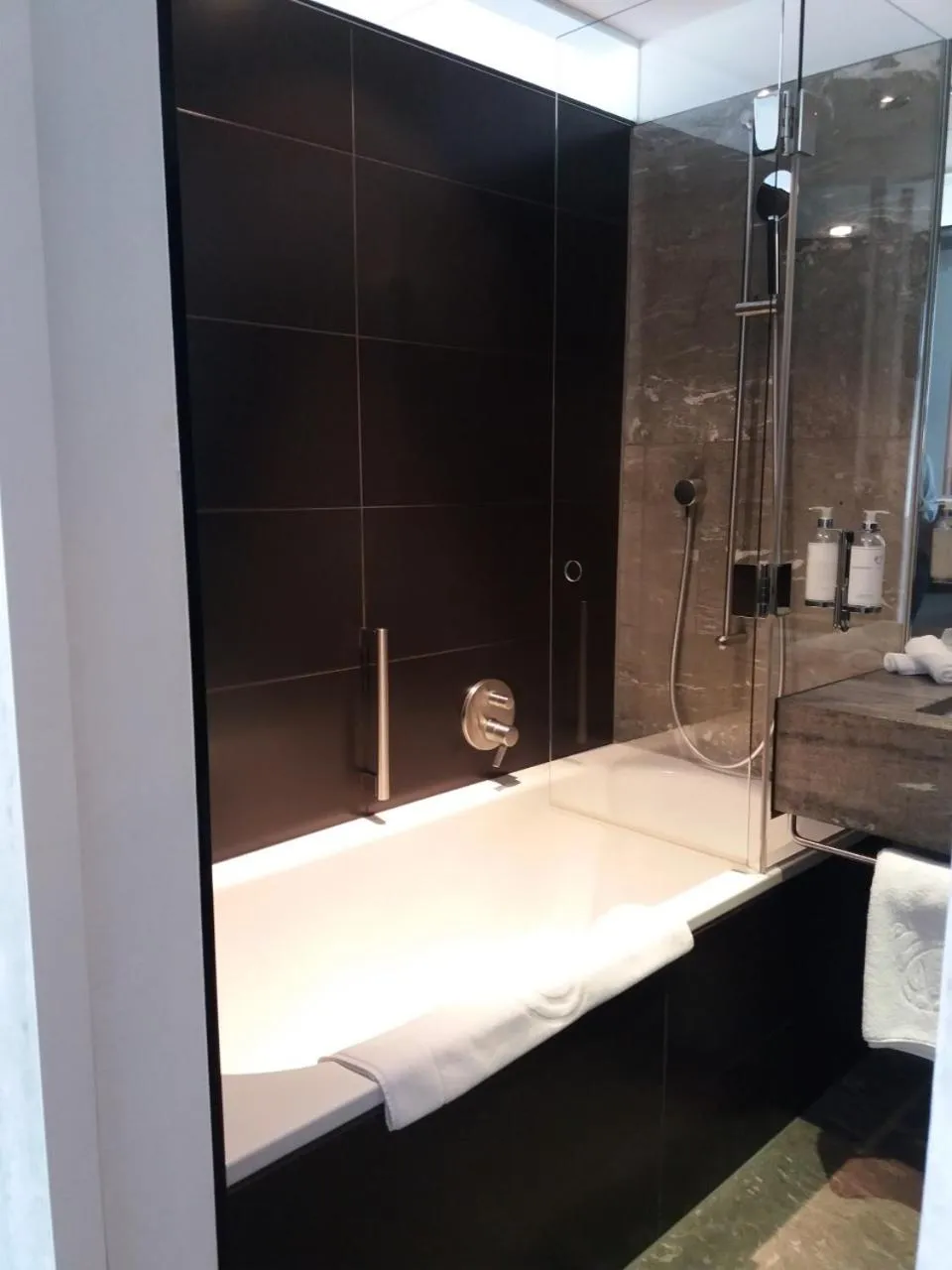 Bathroom, Bed in Hotel Glockenhof Zürich