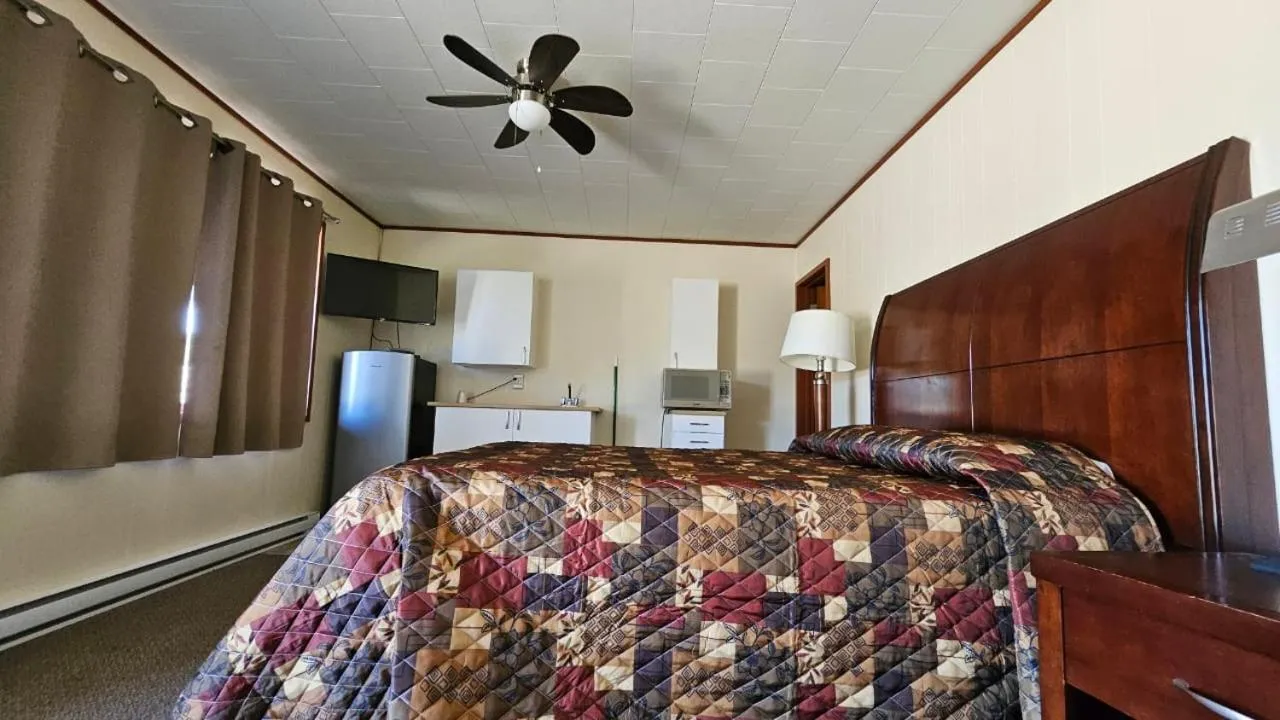 Bed in Super Nights Inn