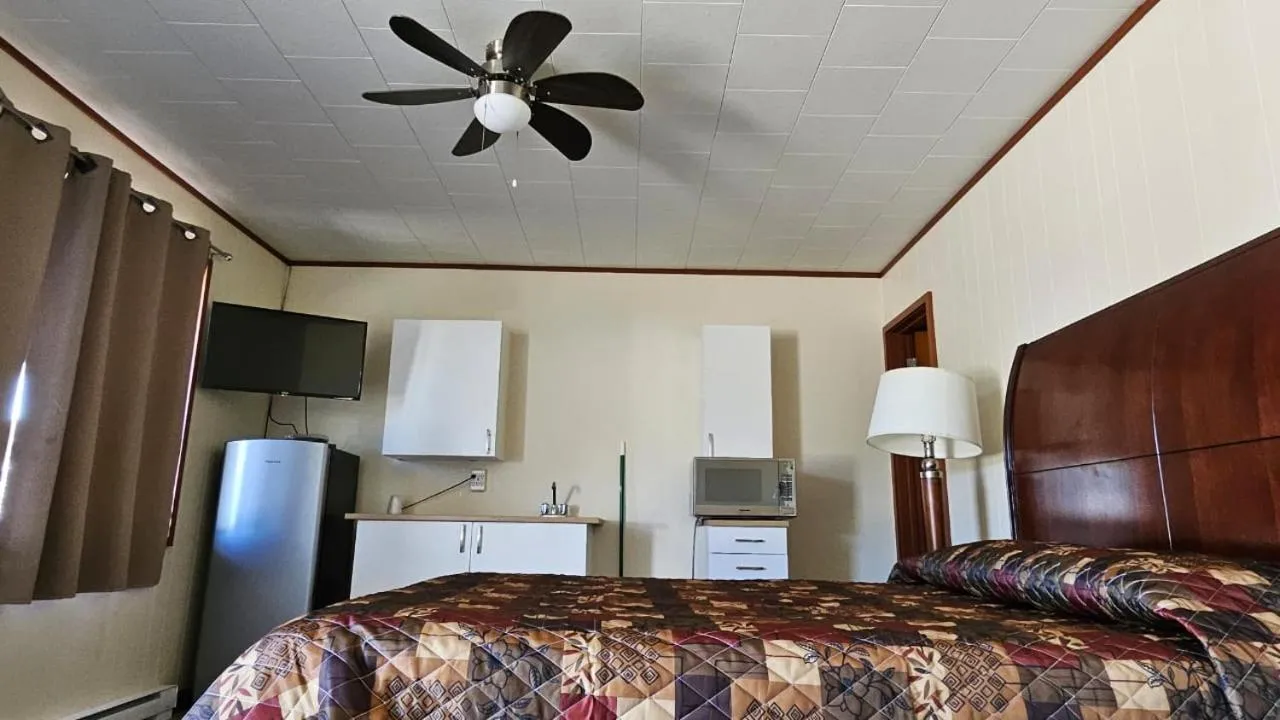 Bed in Super Nights Inn