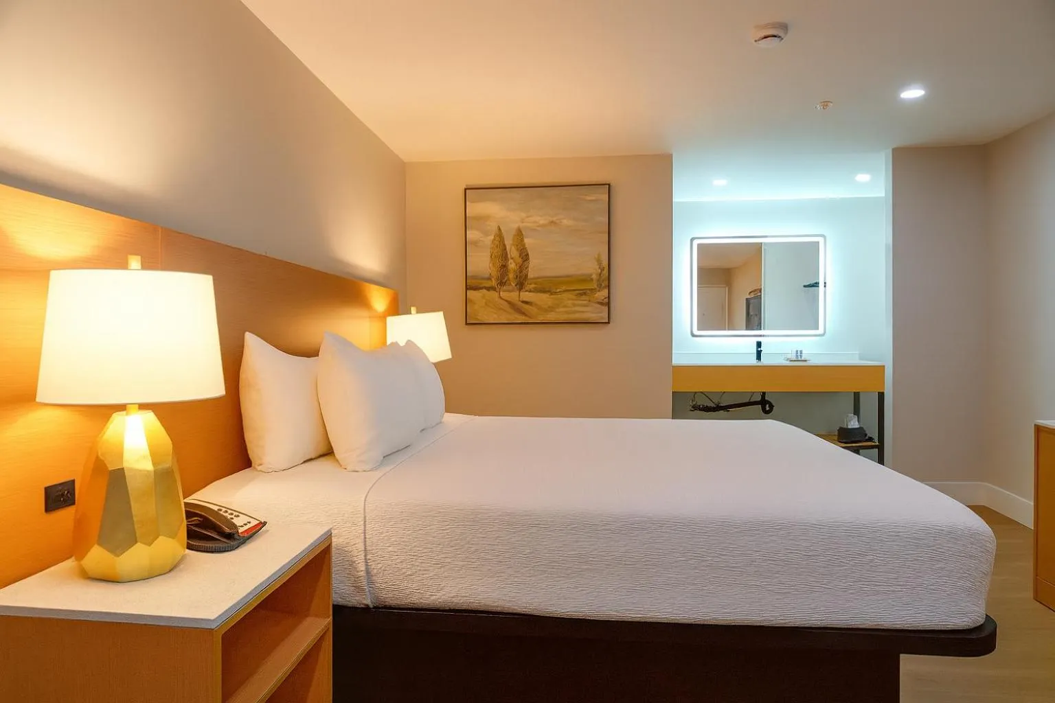 Bedroom, Bed in Highland Inn - San Bernardino