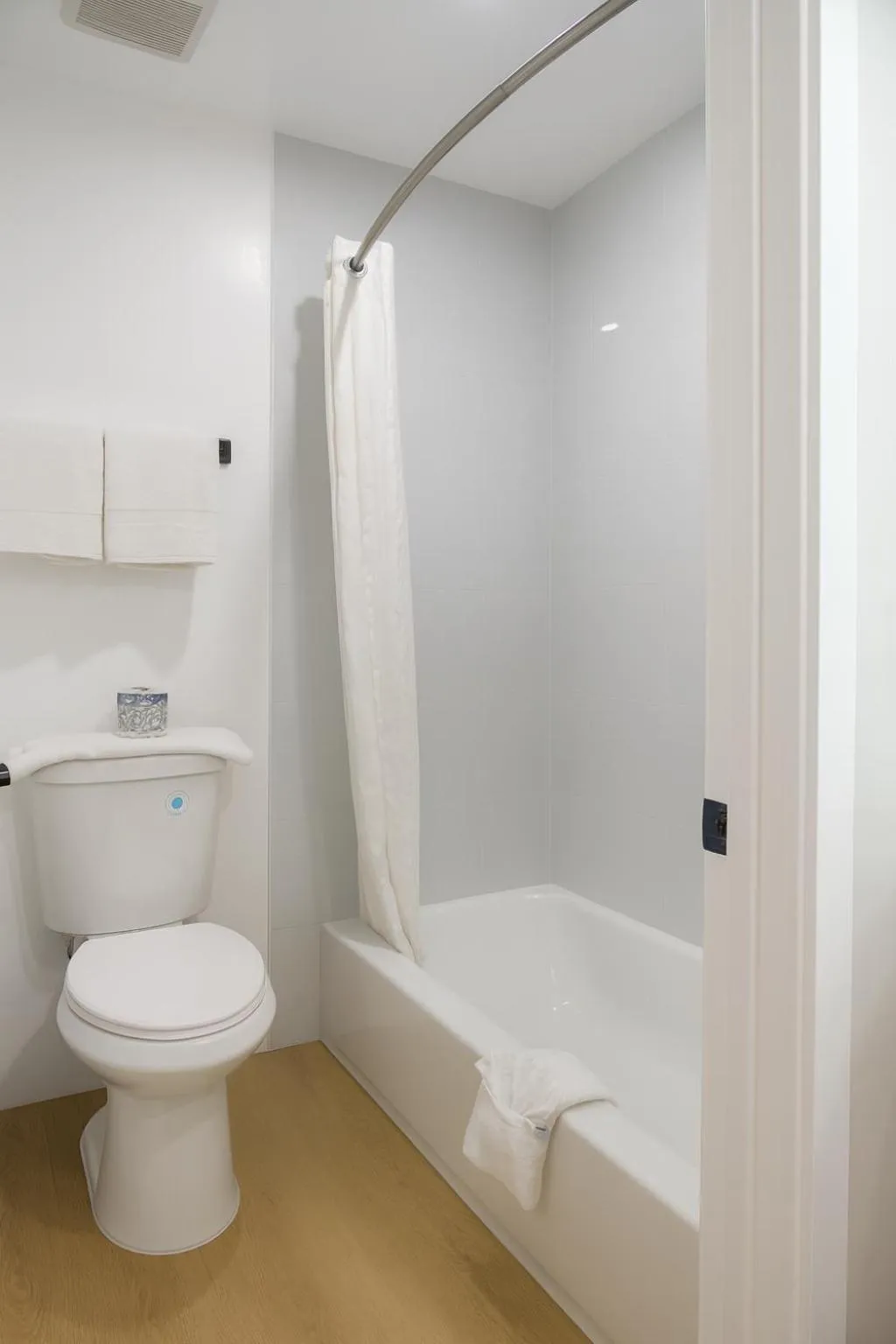 Bathroom in Highland Inn - San Bernardino