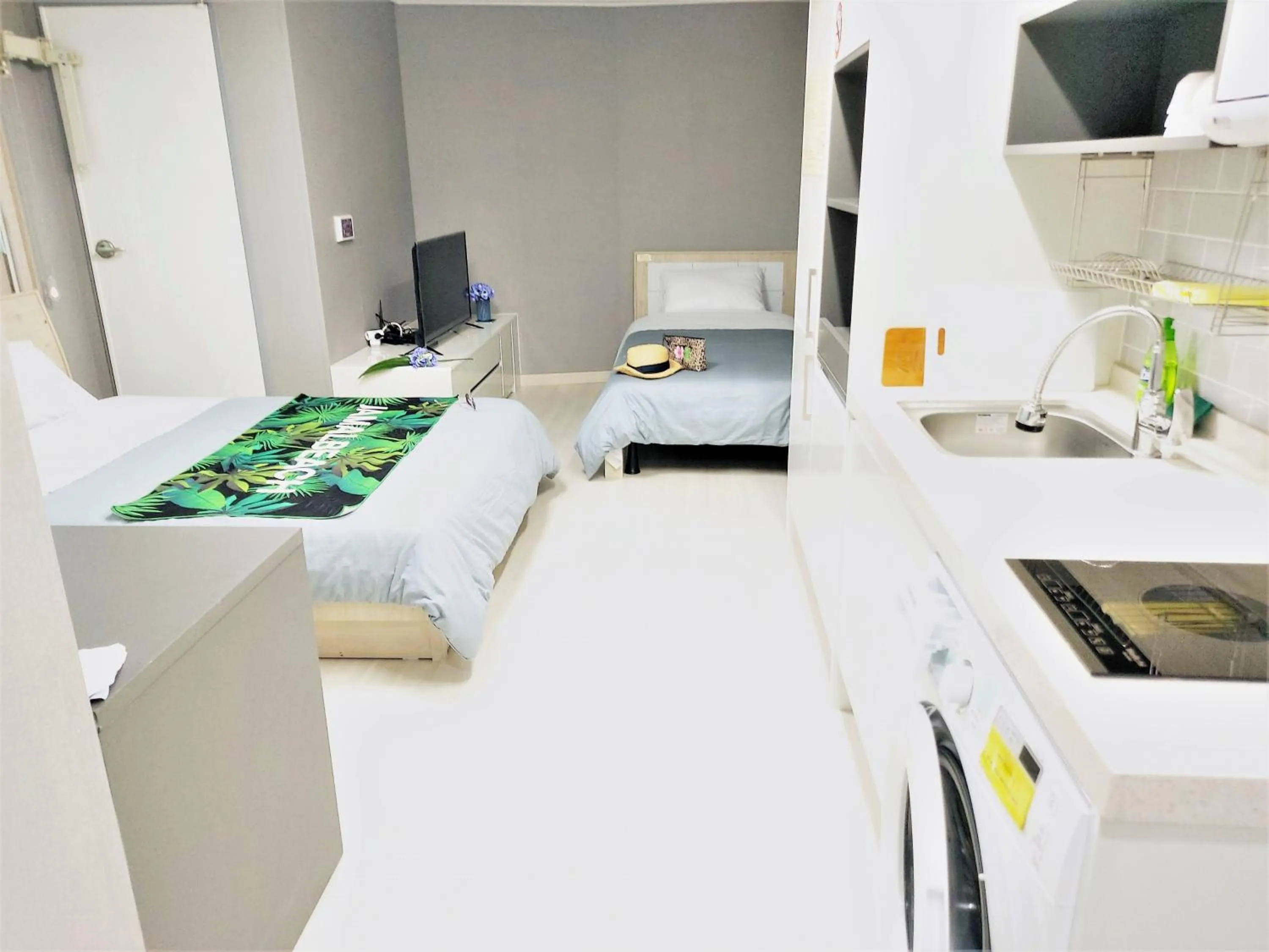 Kitchen or kitchenette, Bed in ARA Palace Hotel