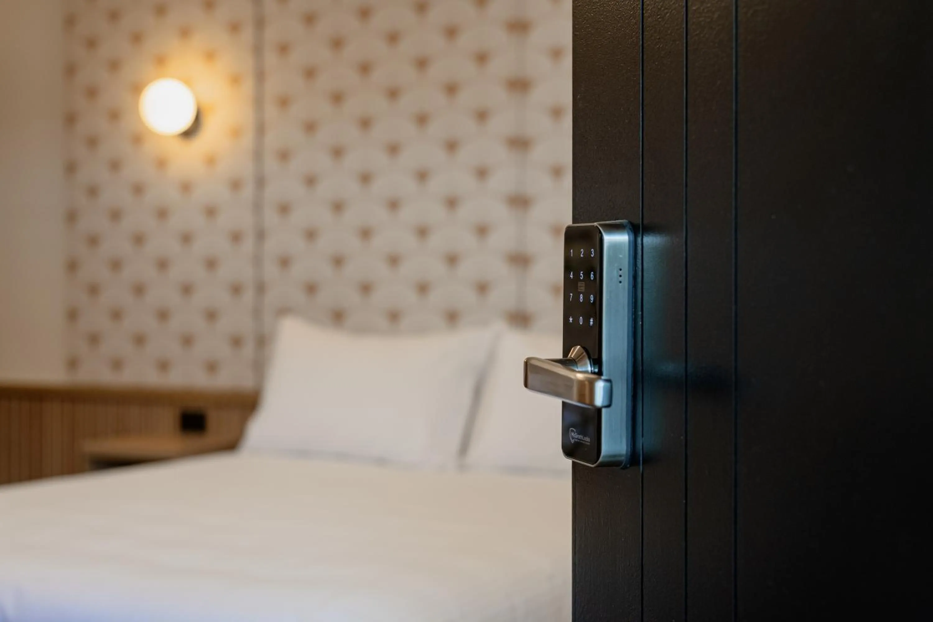 Facade/entrance, Bed in The Queens Gladstone