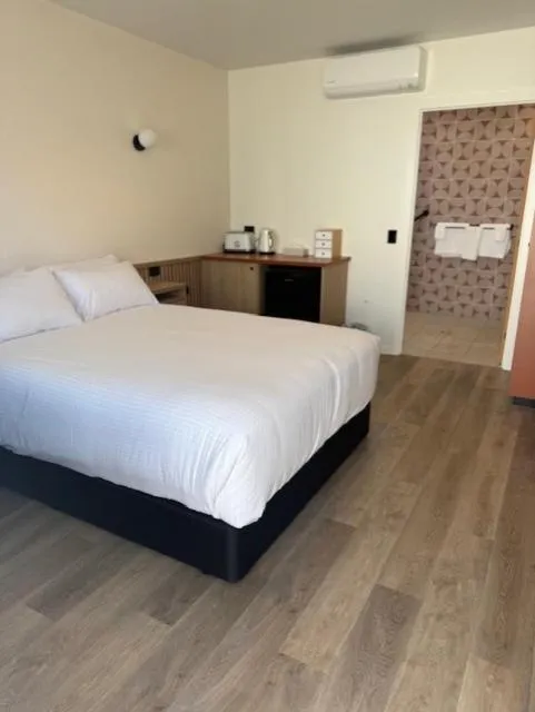 Bedroom, Bed in The Queens Gladstone