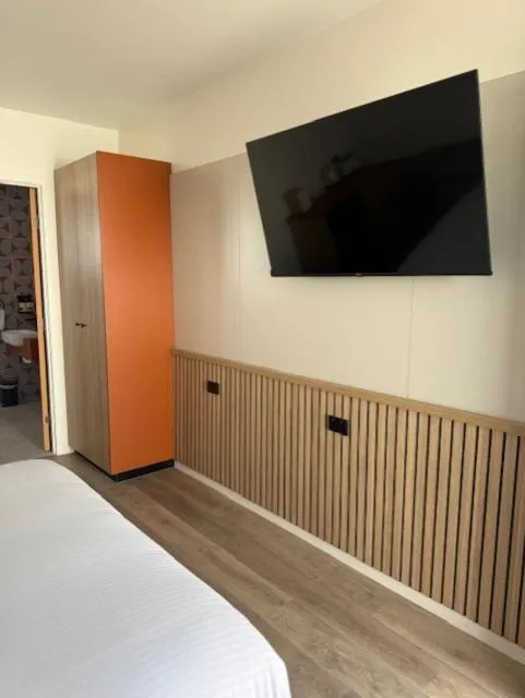 TV and multimedia, Bed in The Queens Gladstone