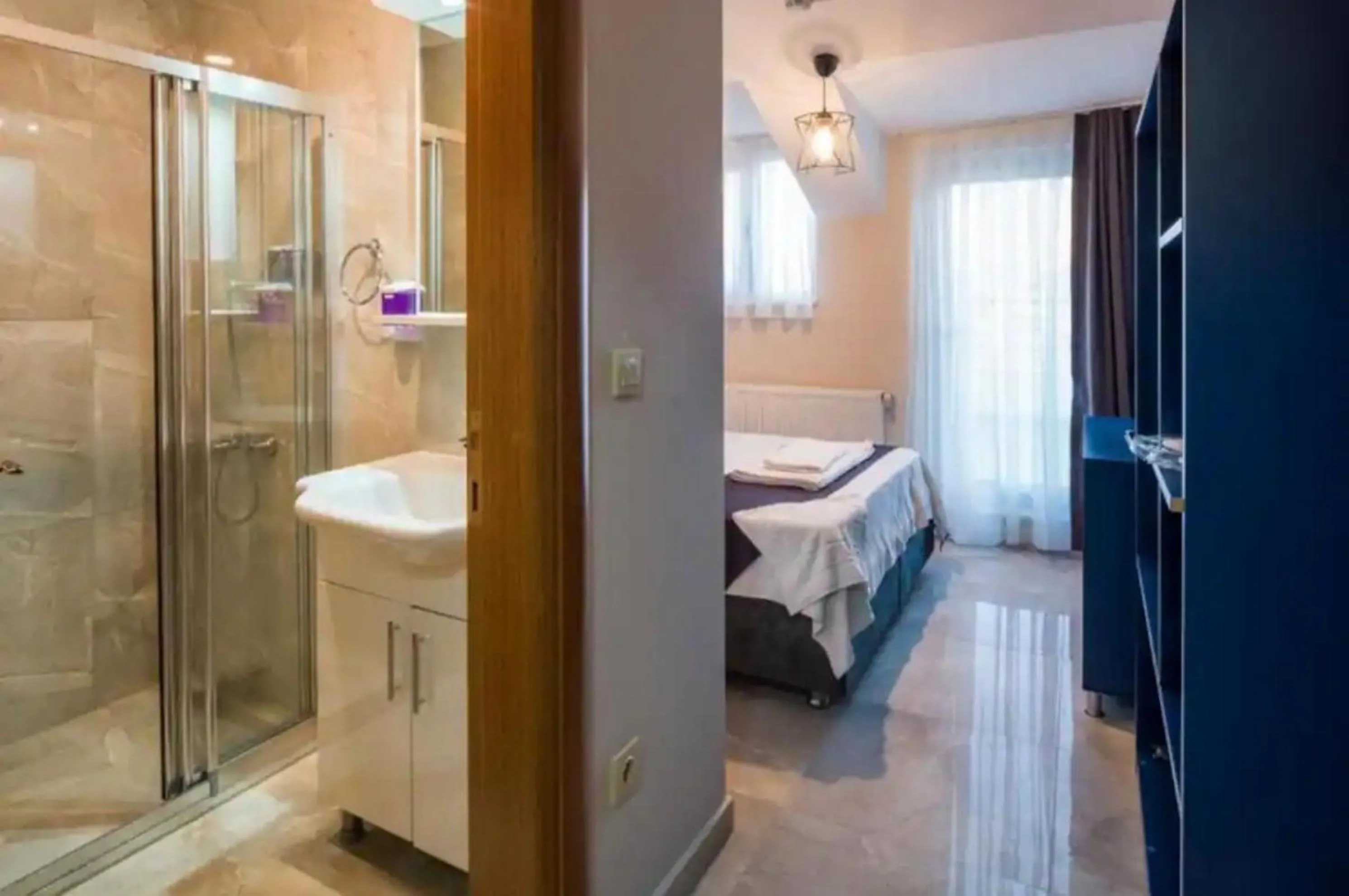 Shower, Bed in Mini Suite Otel