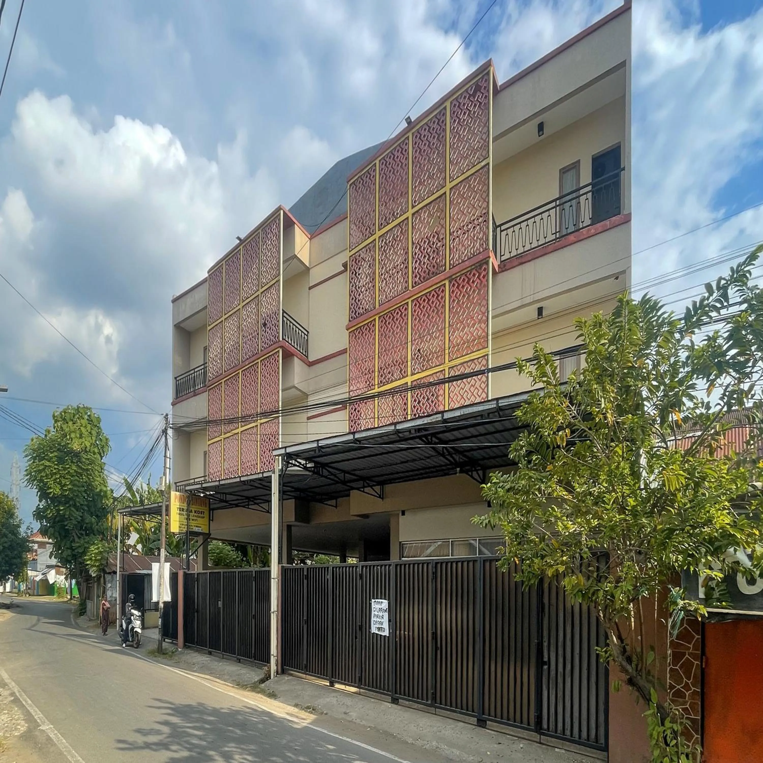 Facade/entrance in Reddoorz Syariah at Pondok Bintang Jalan Biring Romang Makassar