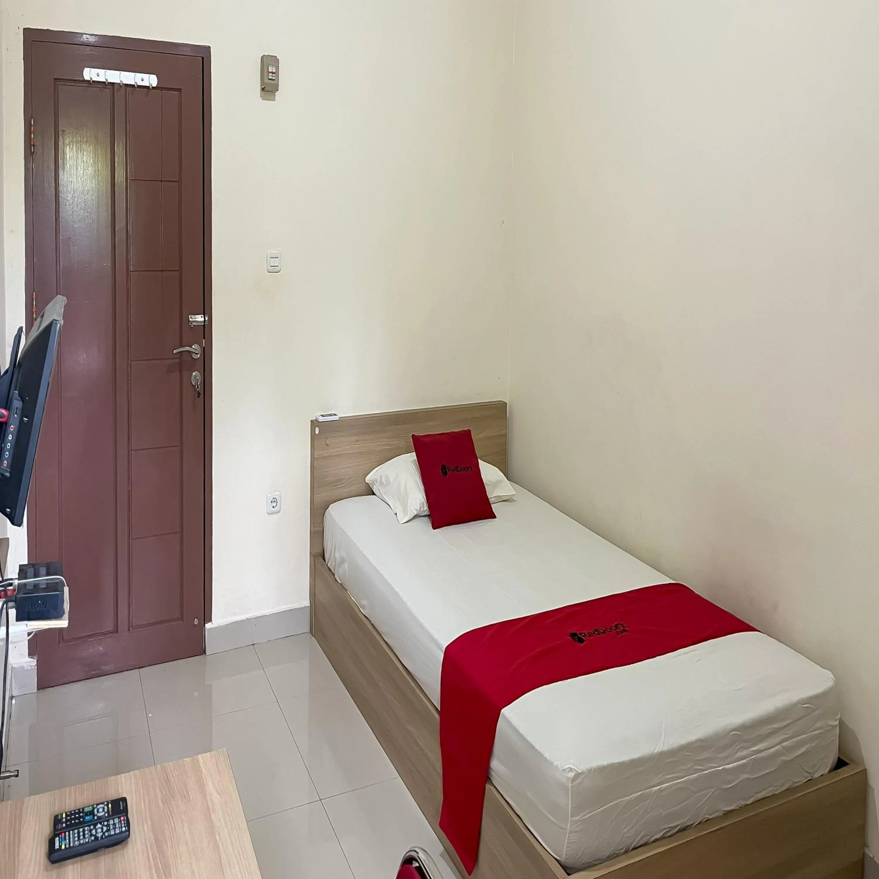 Bedroom, Bed in Reddoorz Syariah at Pondok Bintang Jalan Biring Romang Makassar