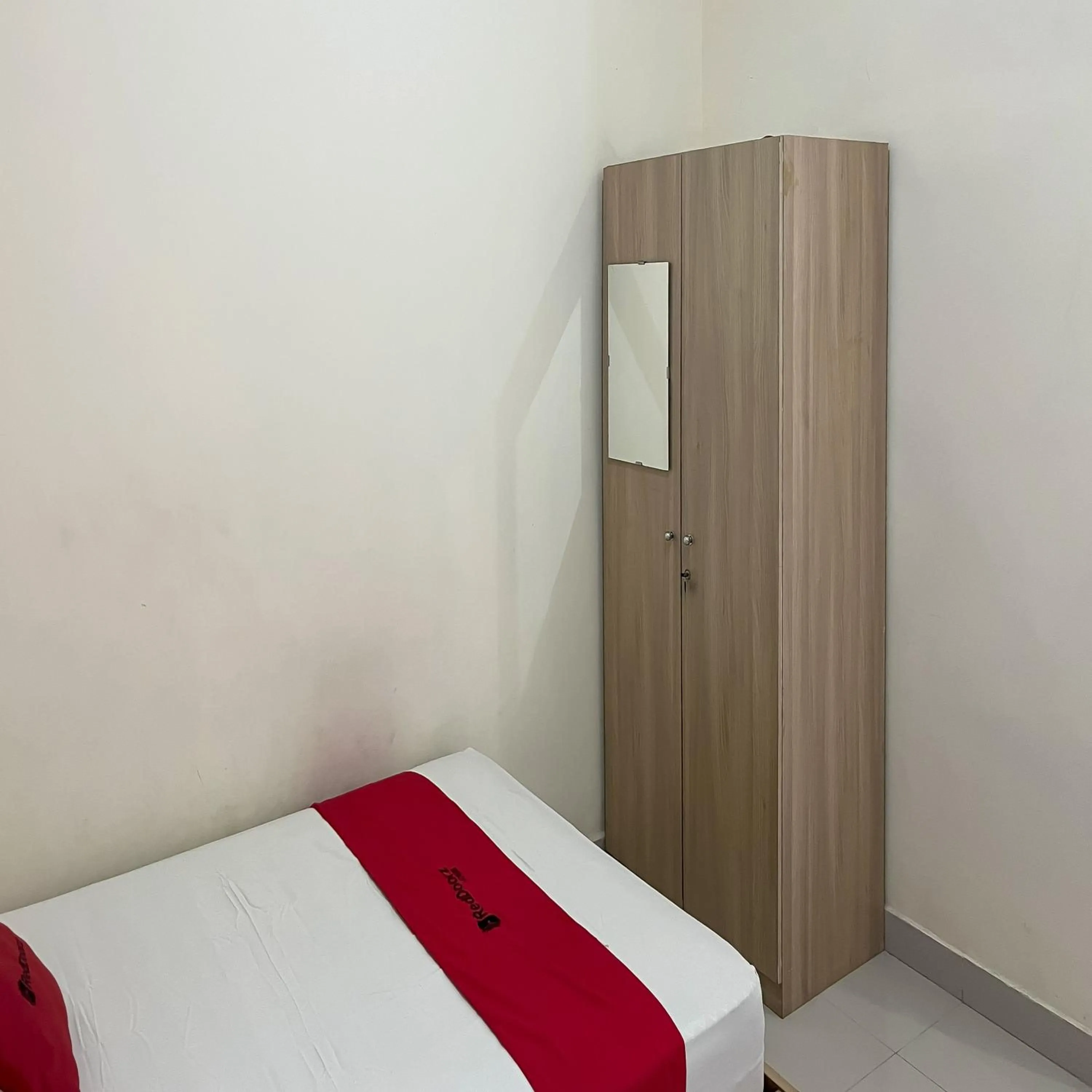 Bedroom, Bed in Reddoorz Syariah at Pondok Bintang Jalan Biring Romang Makassar