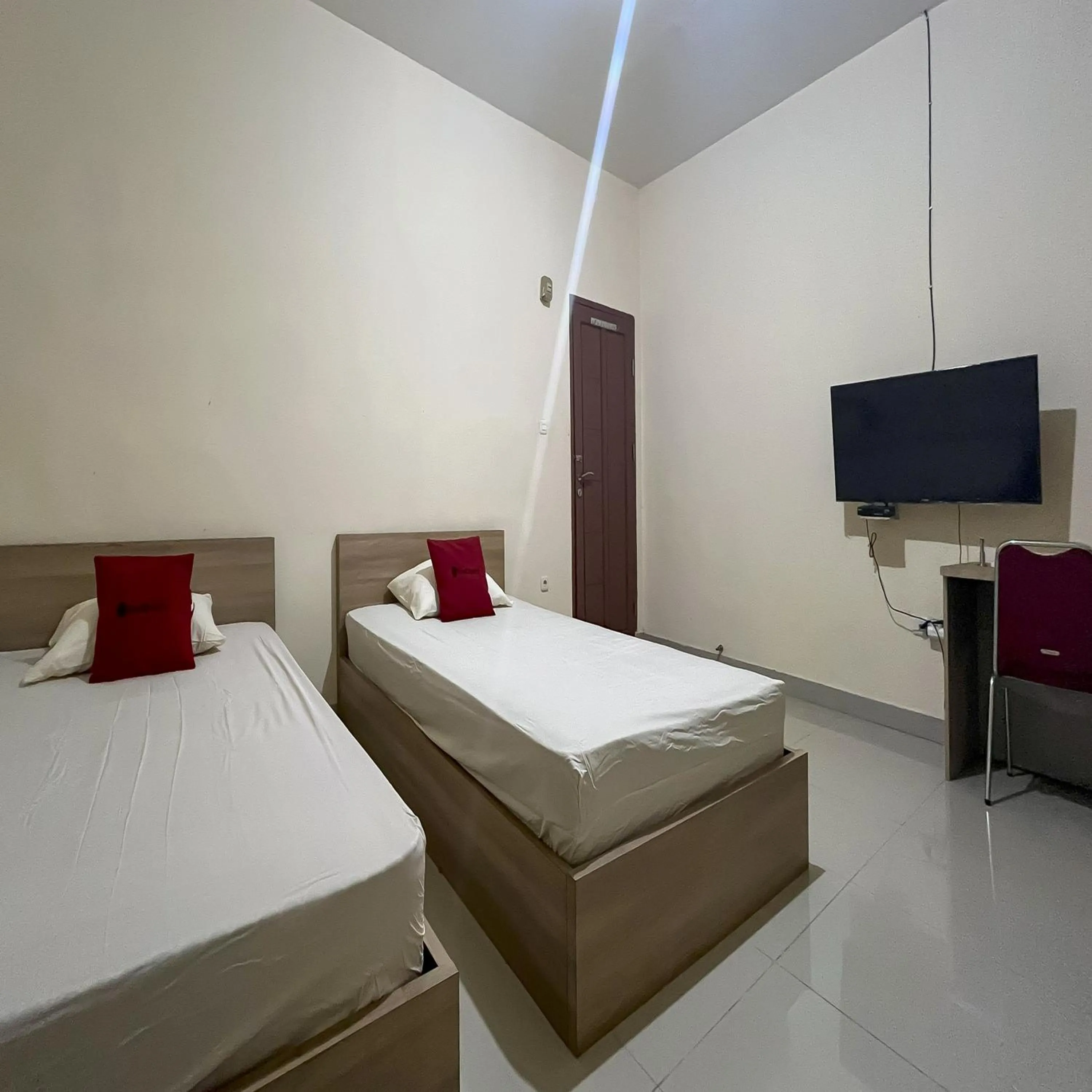 Bedroom, Bed in Reddoorz Syariah at Pondok Bintang Jalan Biring Romang Makassar