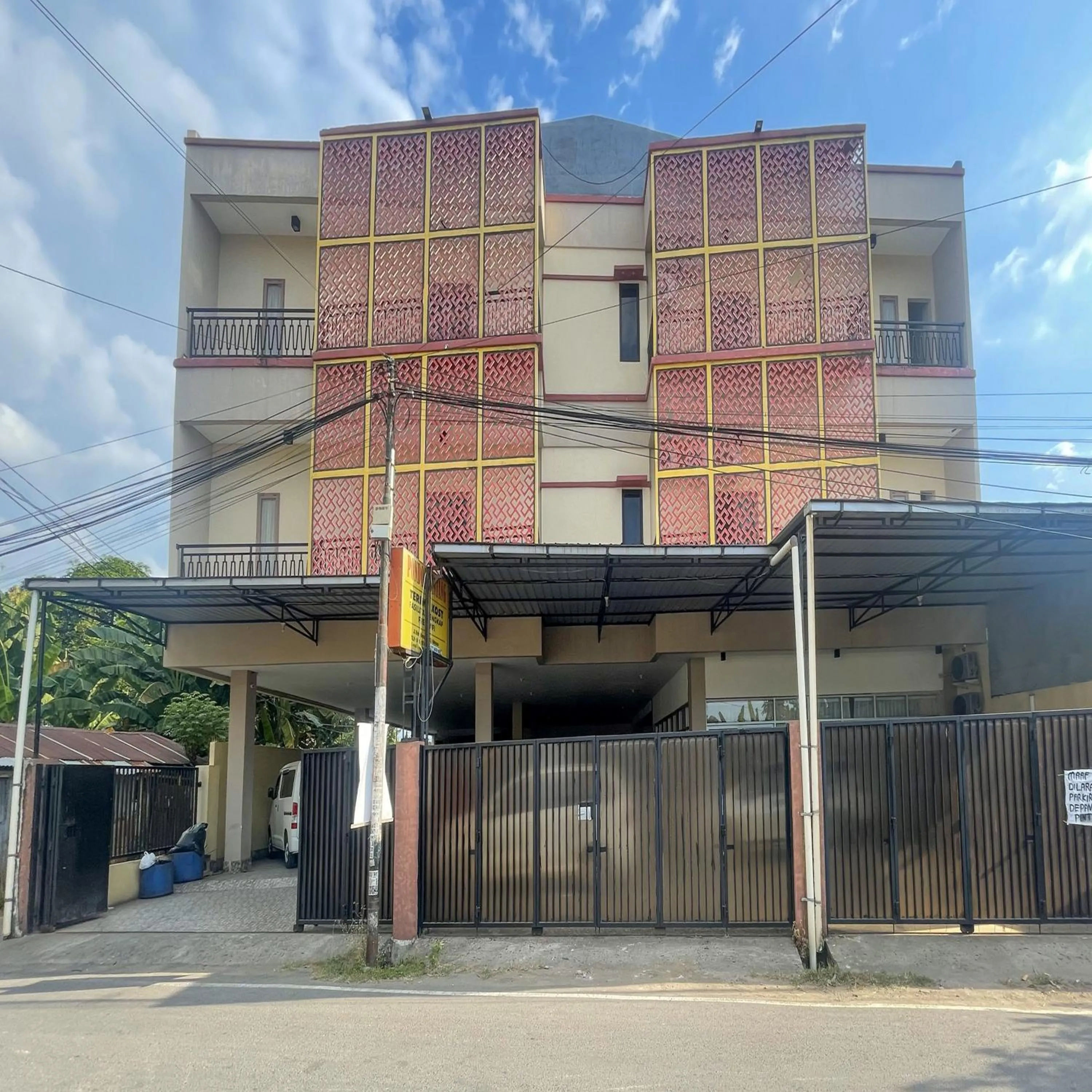 Facade/entrance in Reddoorz Syariah at Pondok Bintang Jalan Biring Romang Makassar