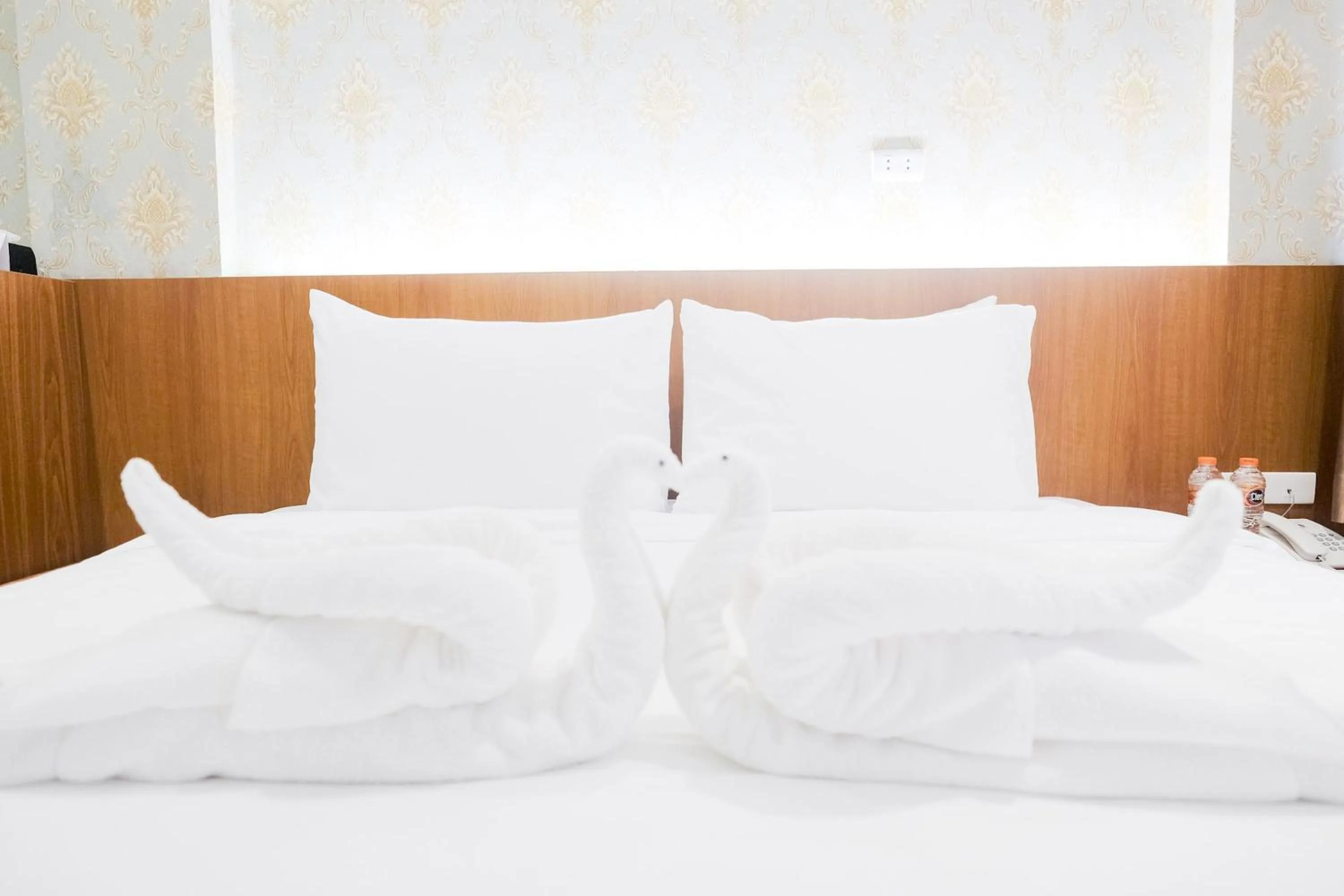 Bedroom, Bed in King's Palace Medan RedPartner