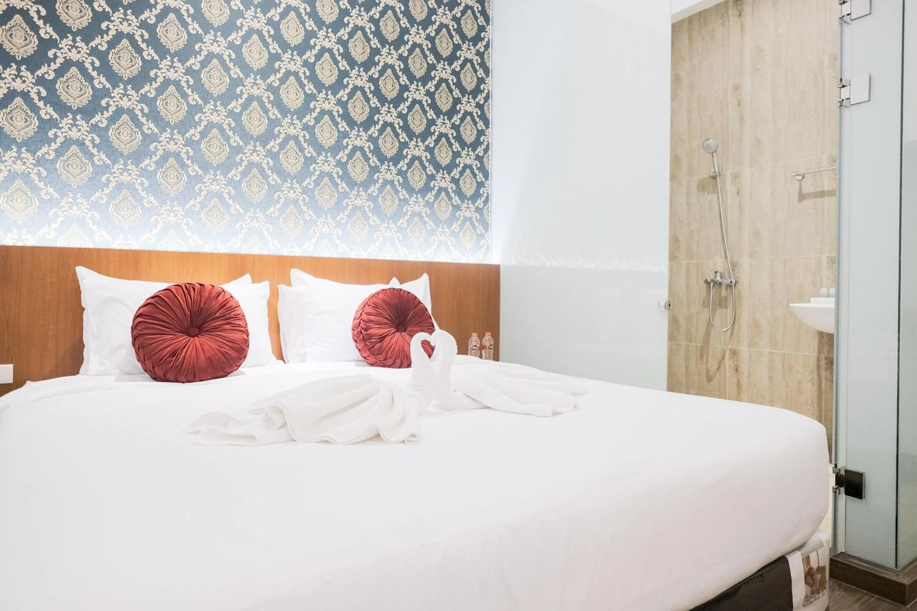 Bedroom, Bed in King's Palace Medan RedPartner