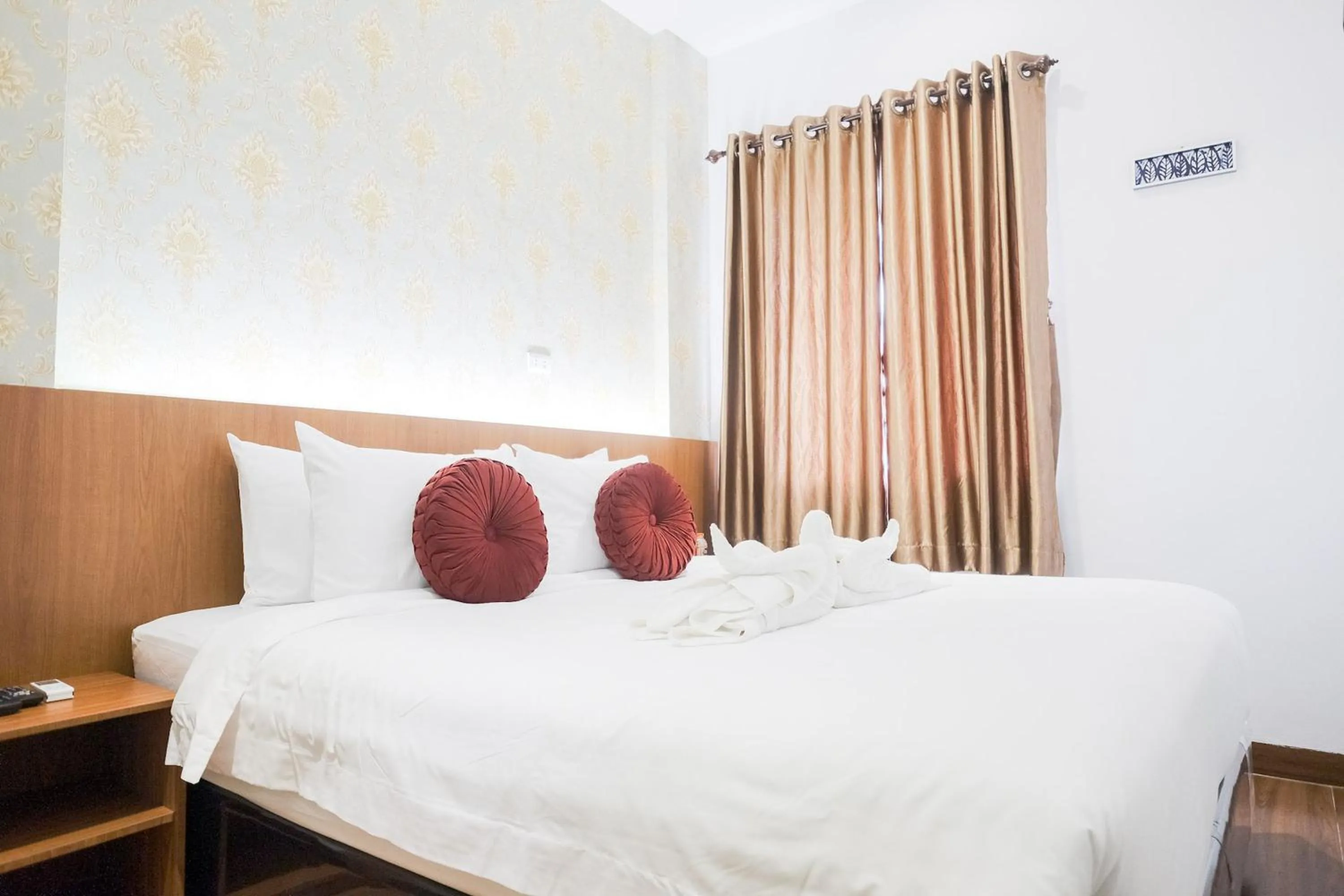 Bedroom, Bed in King's Palace Medan RedPartner