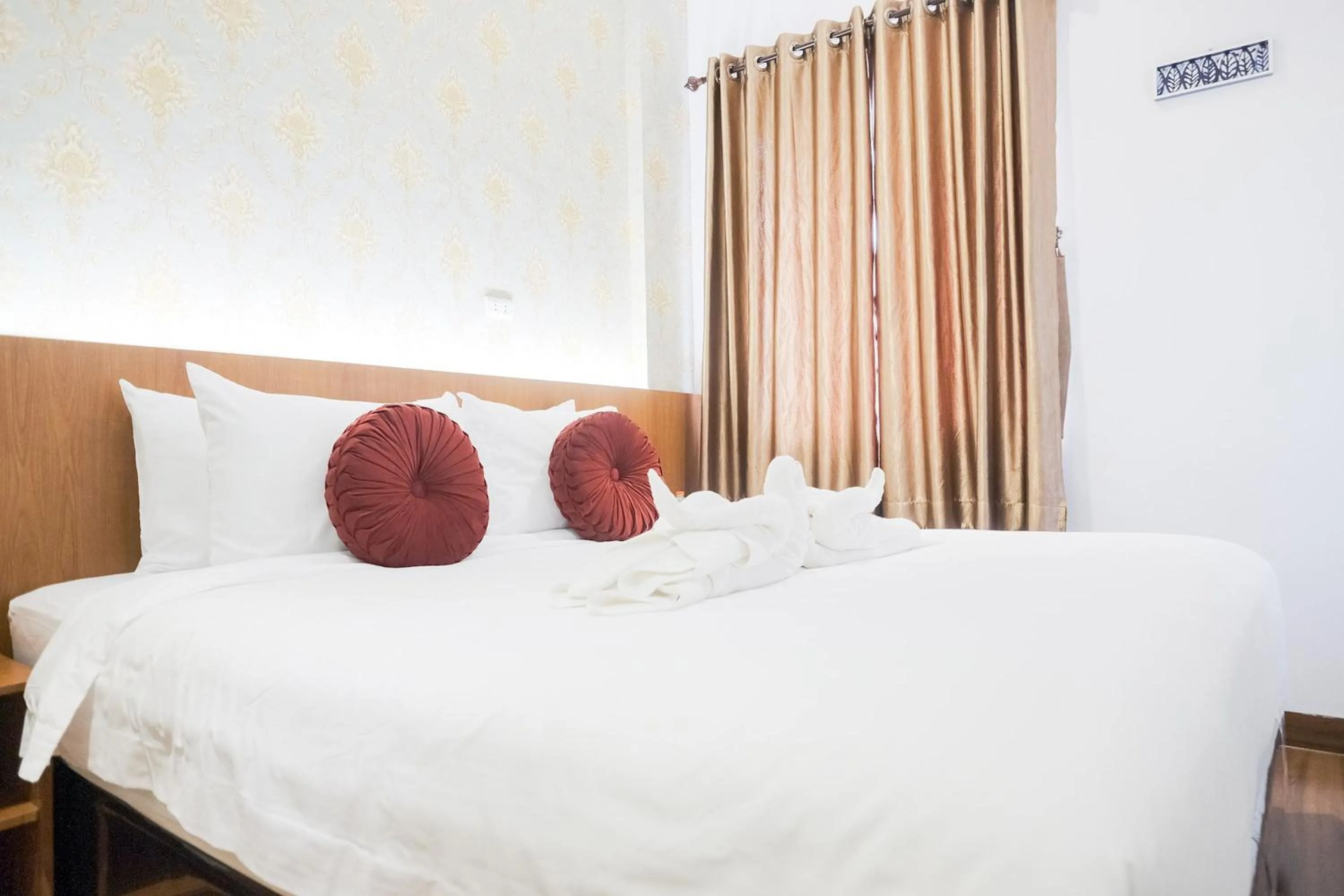 Bedroom, Bed in King's Palace Medan RedPartner