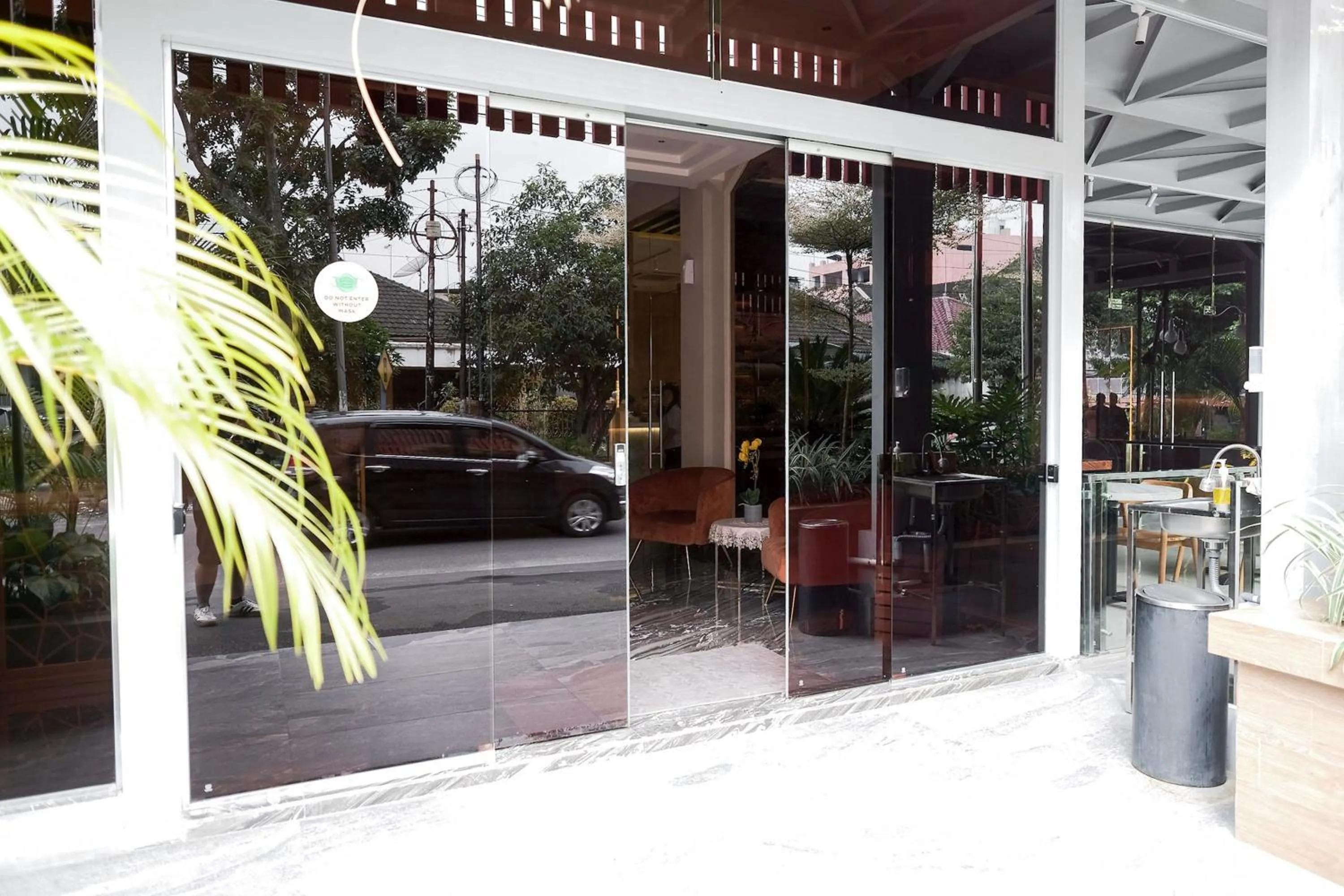 Facade/entrance in King's Palace Medan RedPartner