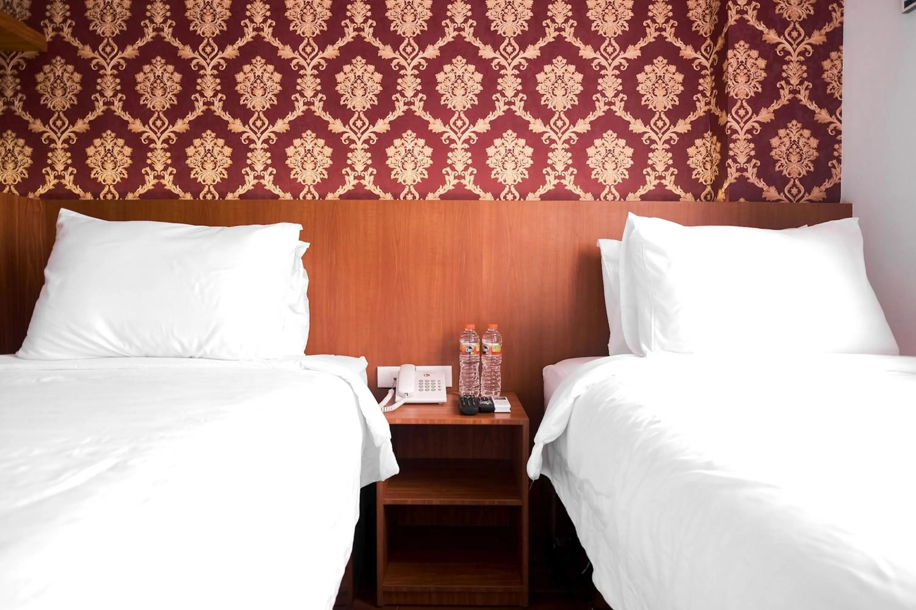 Bedroom, Bed in King's Palace Medan RedPartner