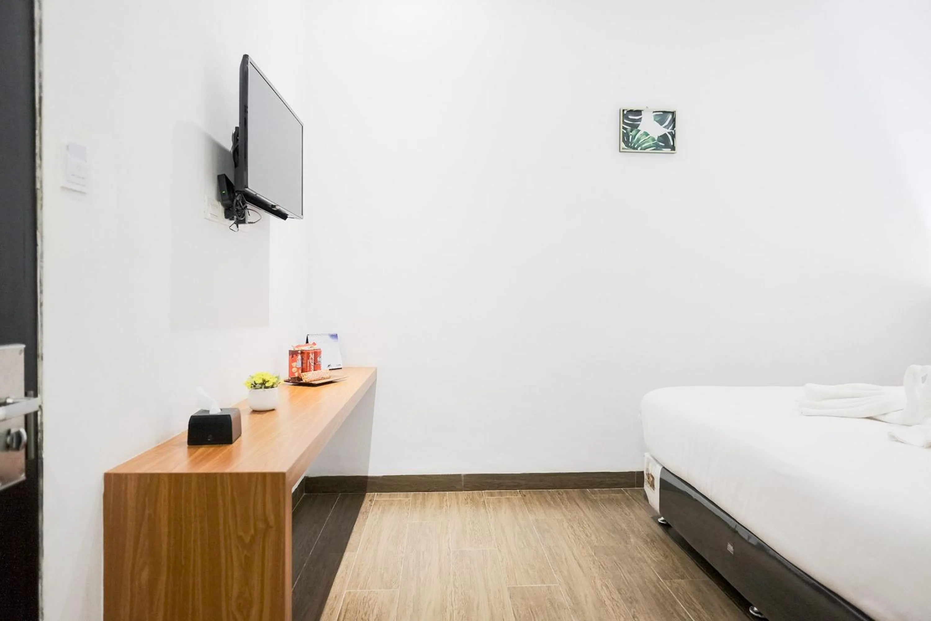 Bedroom, Bed in King's Palace Medan RedPartner