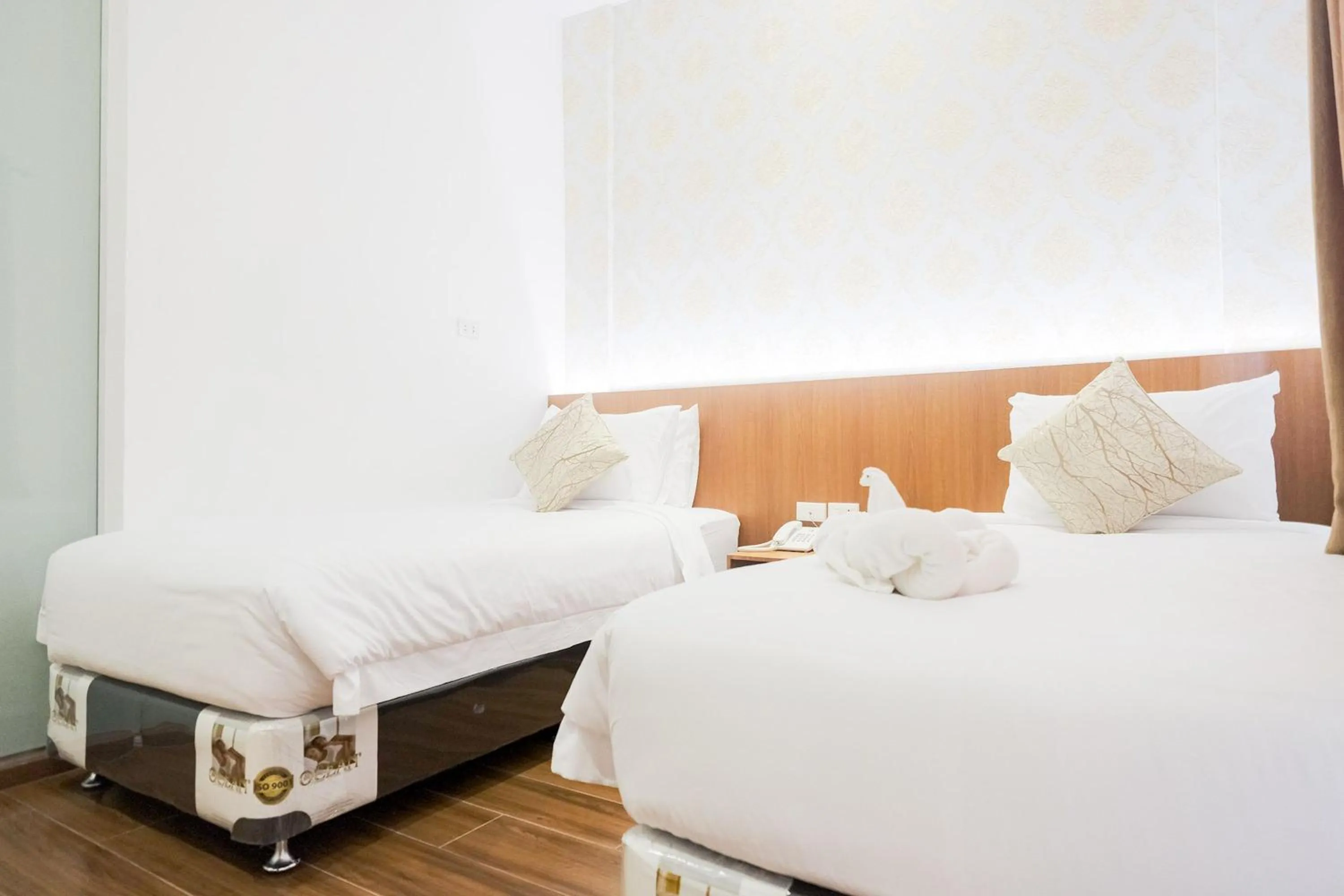 Bedroom, Bed in King's Palace Medan RedPartner