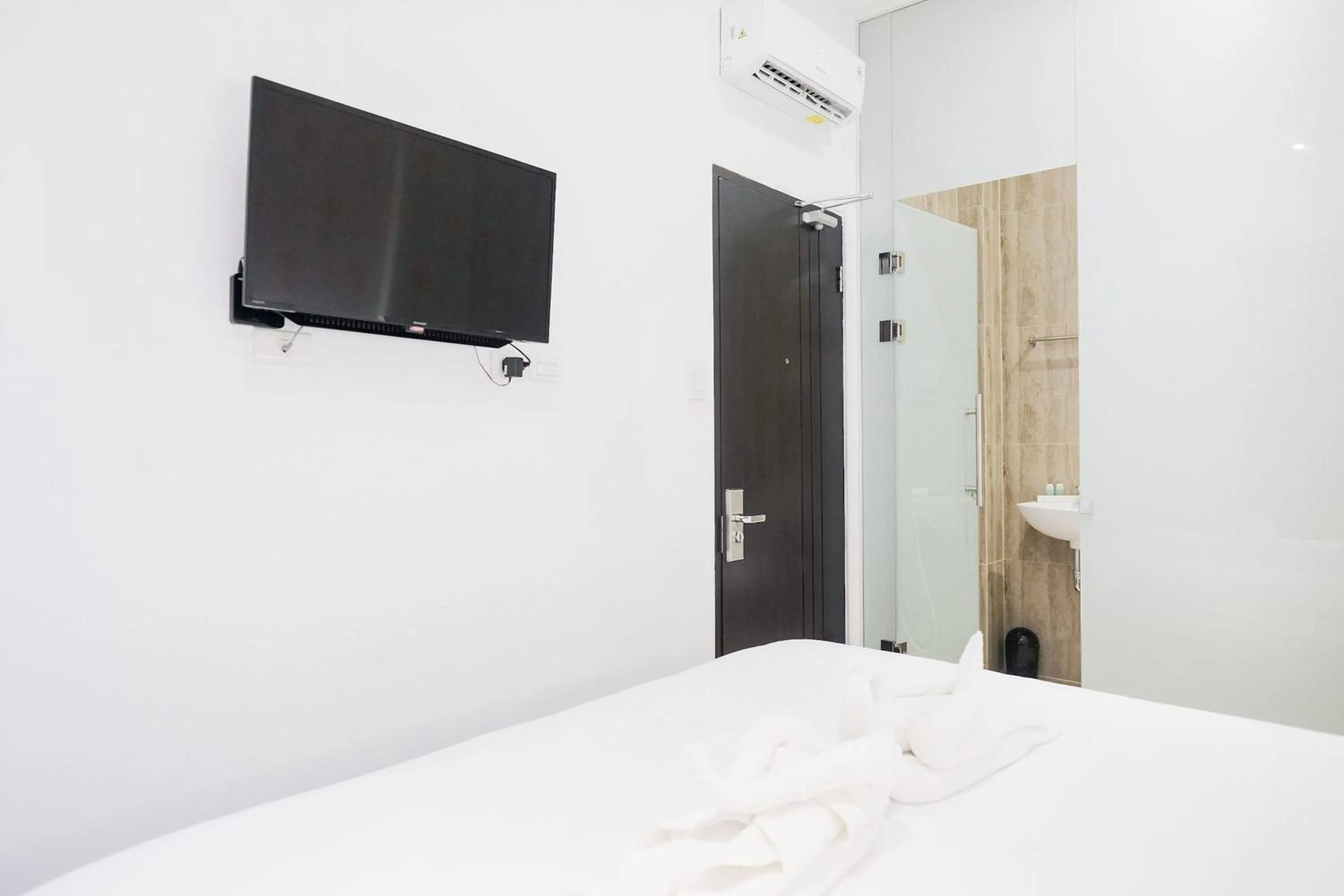 Bedroom, Bed in King's Palace Medan RedPartner