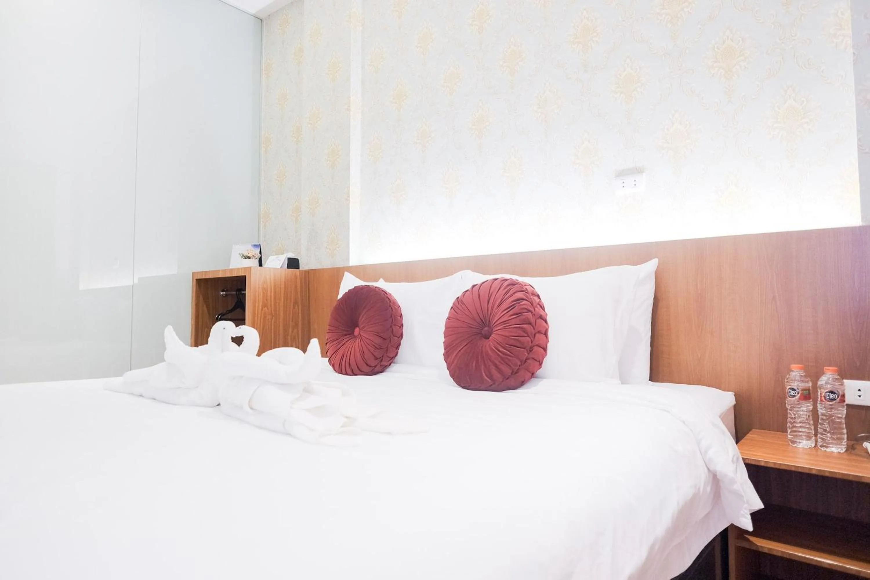 Bedroom, Bed in King's Palace Medan RedPartner