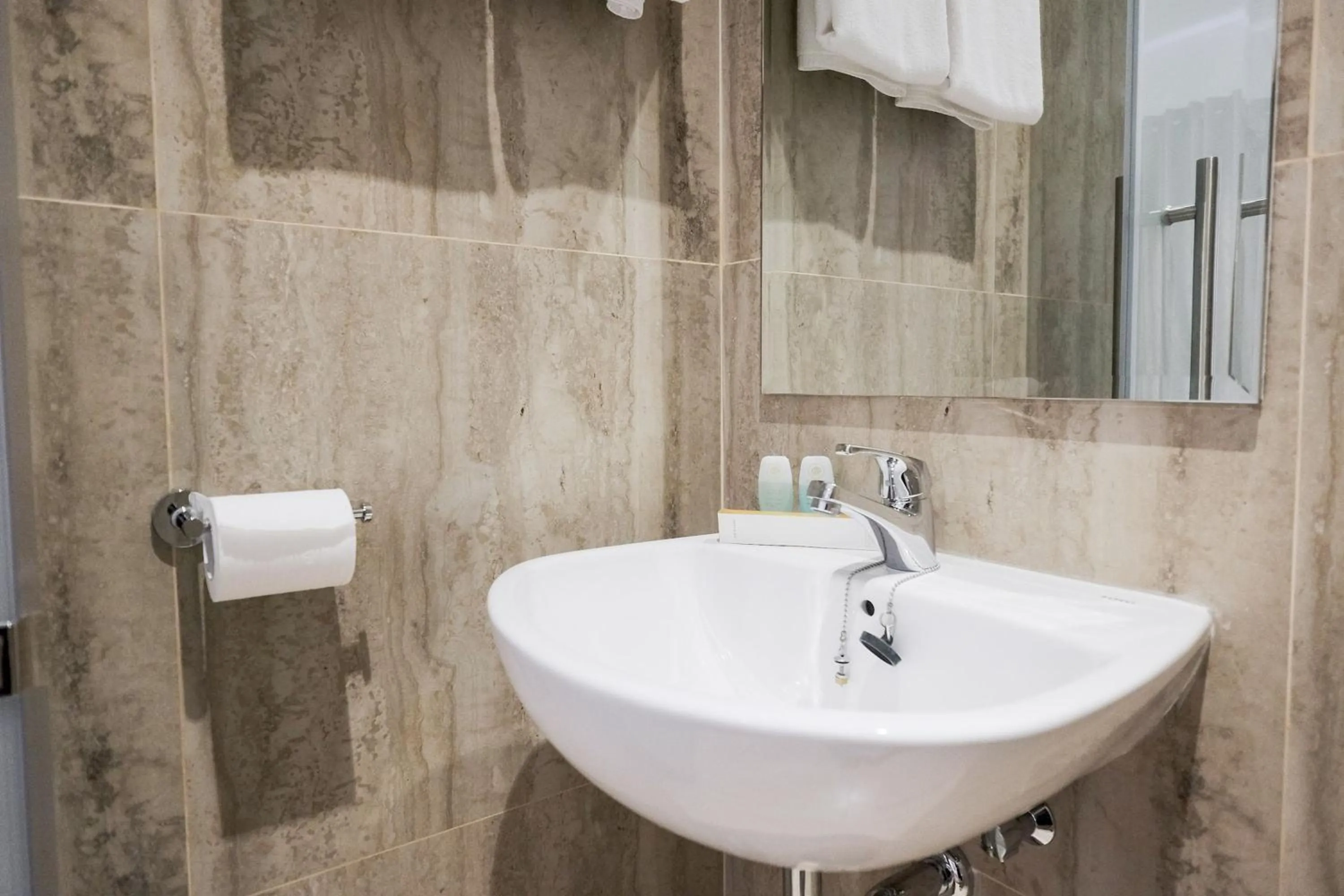 Bathroom in King's Palace Medan RedPartner