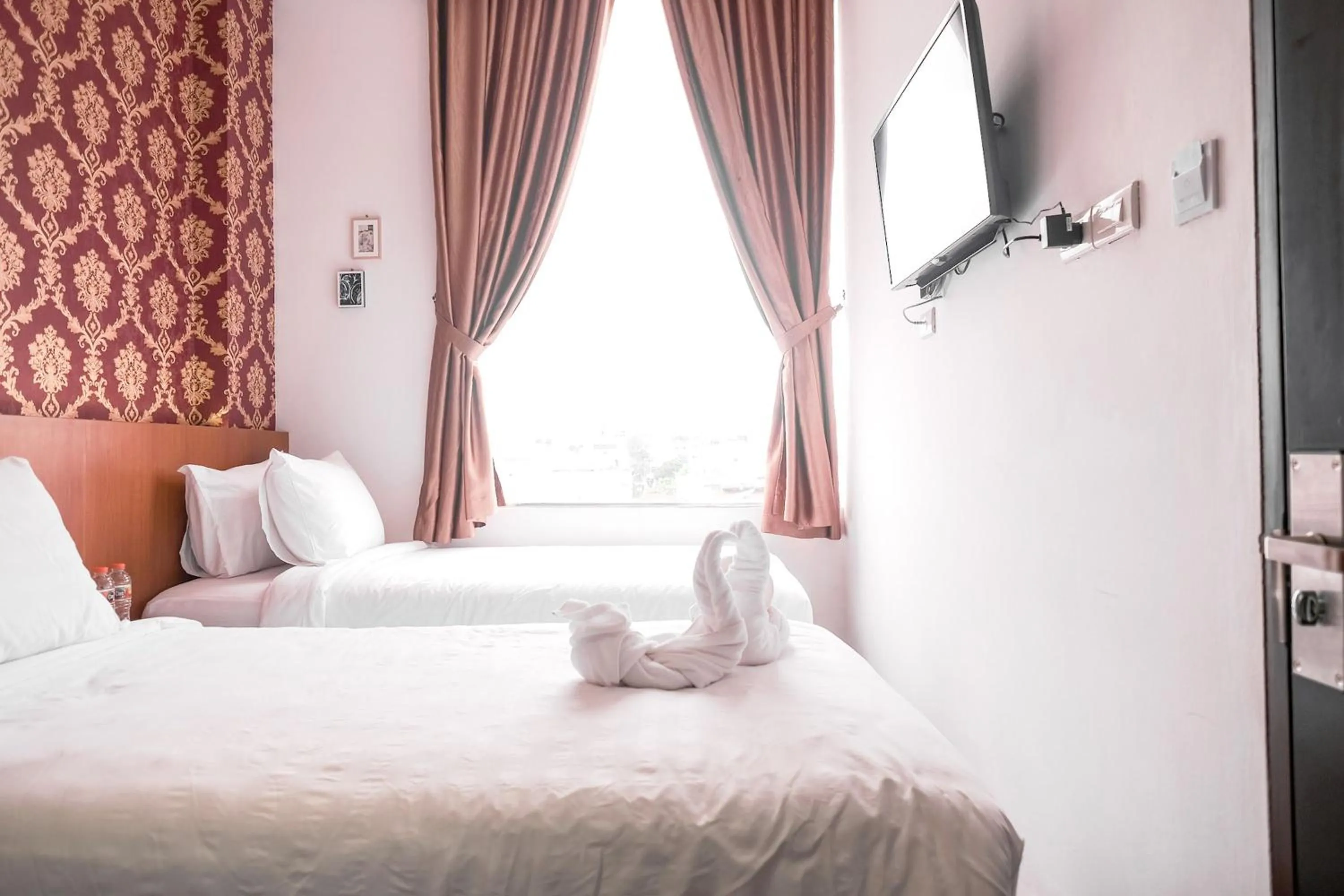 Bedroom, Bed in King's Palace Medan RedPartner