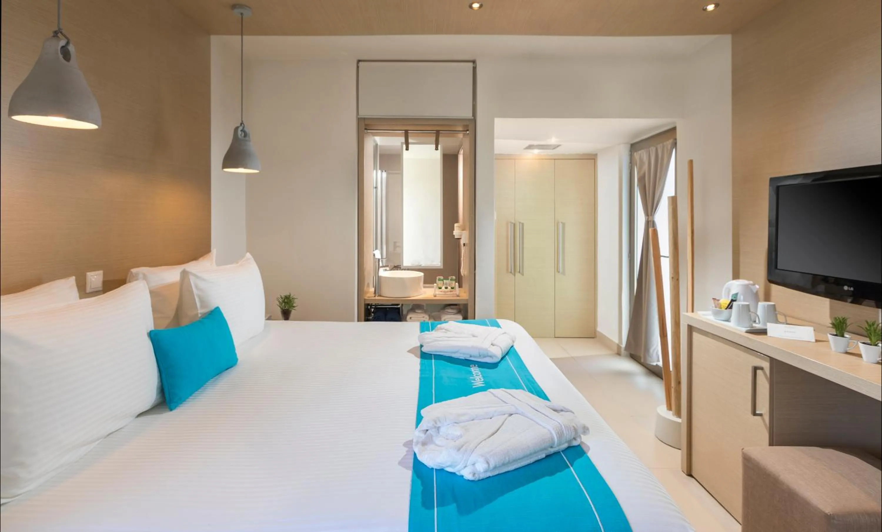 Bathroom, Bed in The Island Hotel - Adults Only -