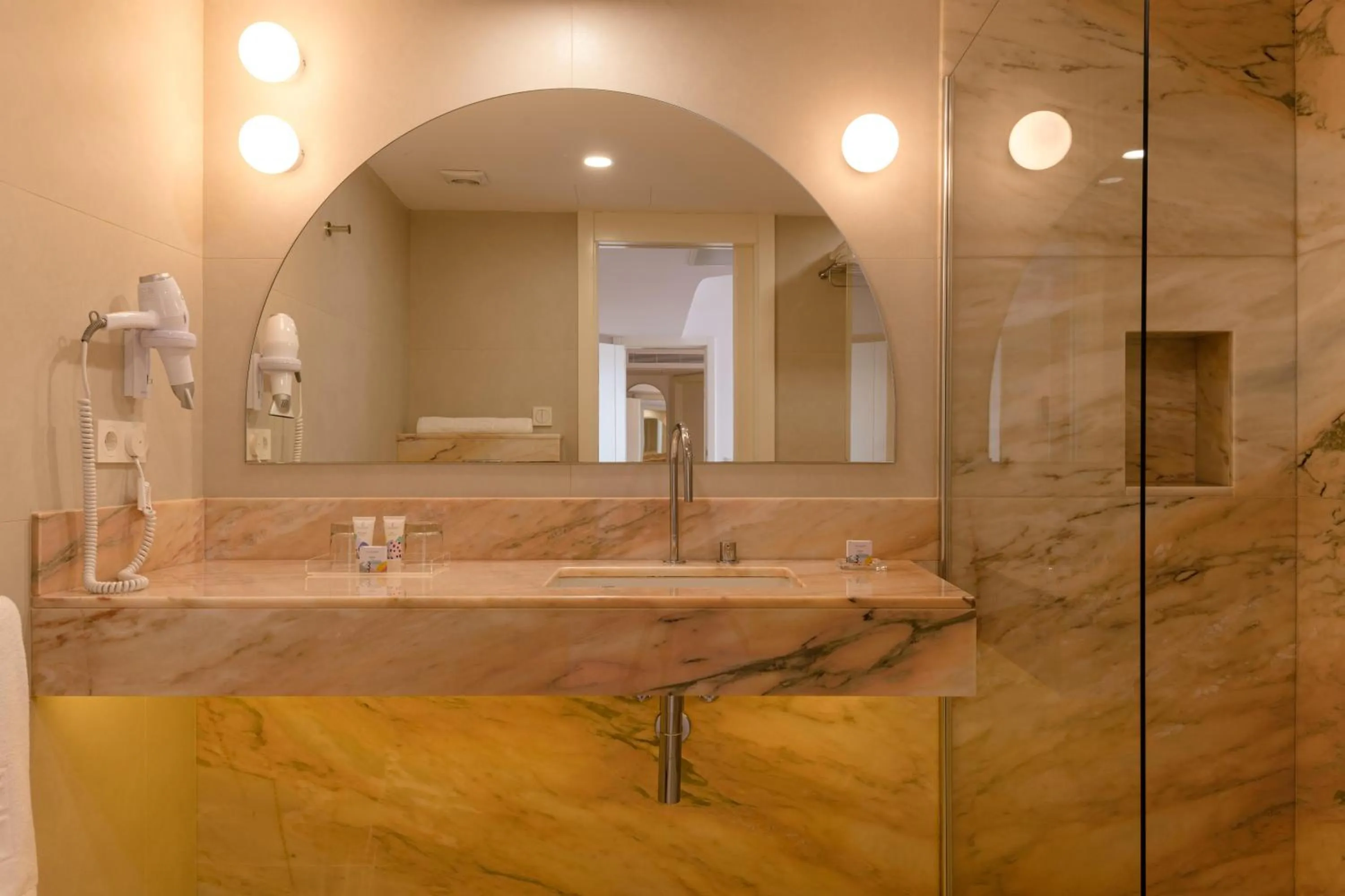 Shower in Plus Fariones Habitat