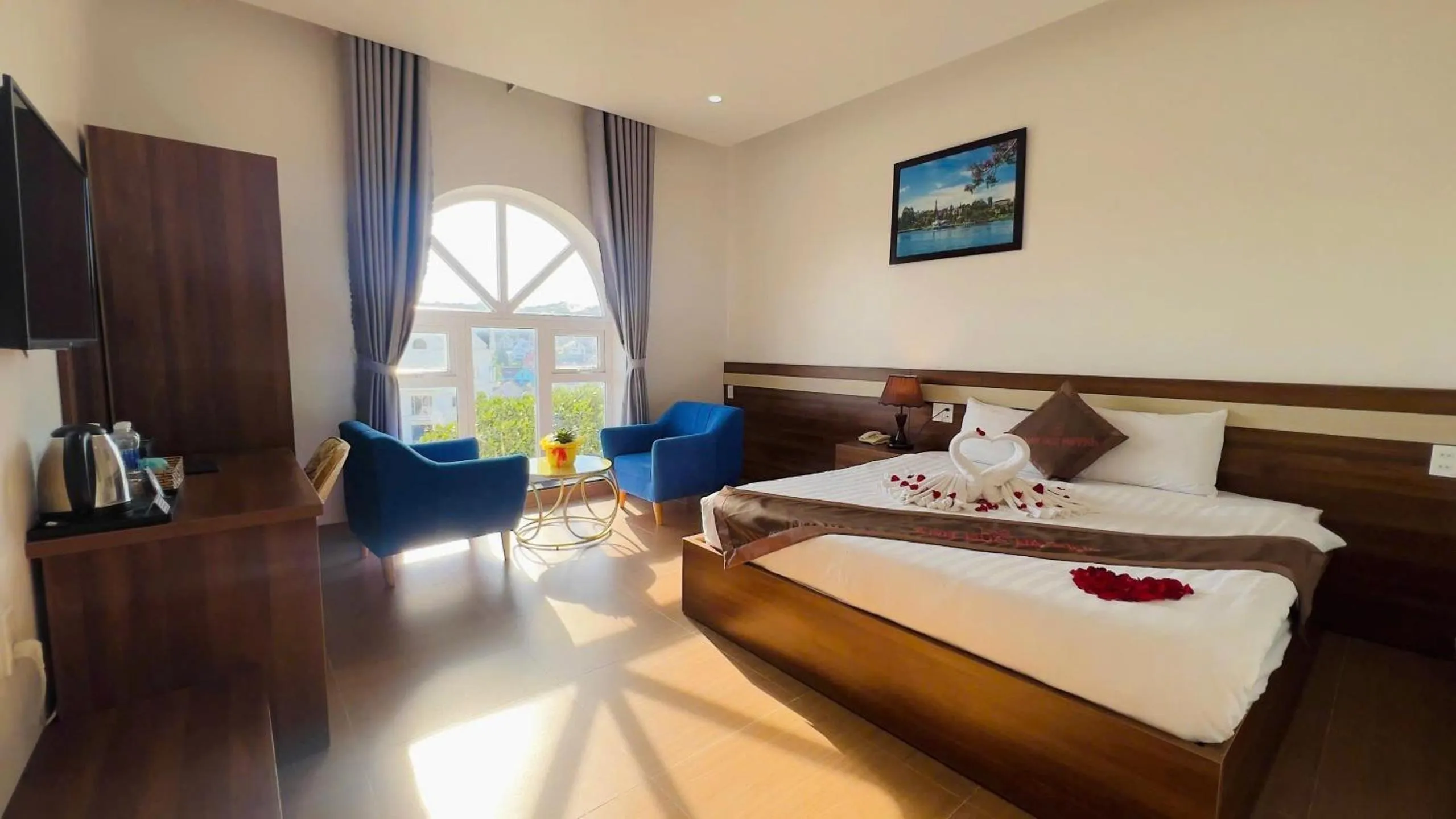 Living room, Bed in Anh Duc Hotel Da Lat