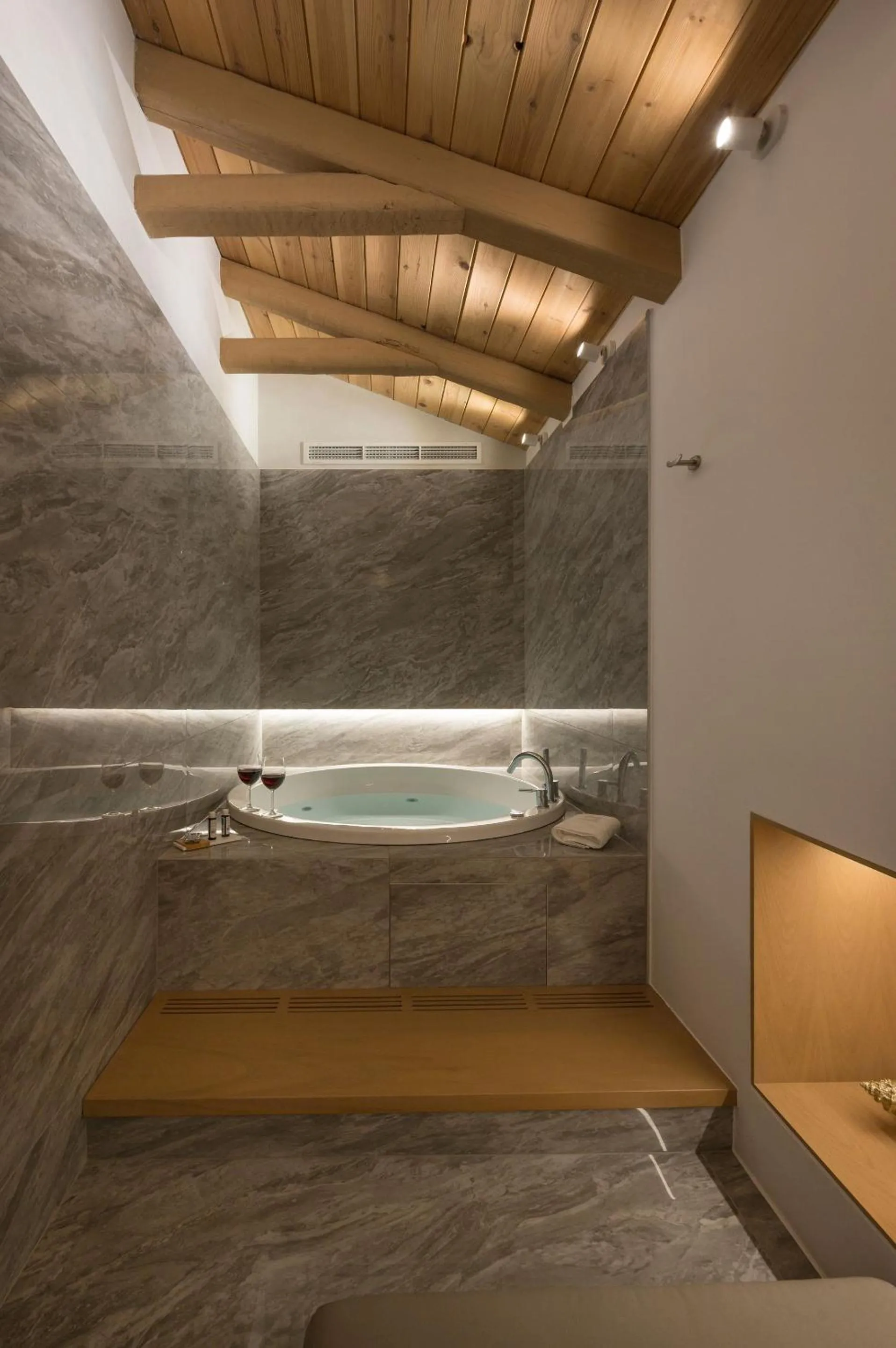 Bath in Mirabile Luxury Suites