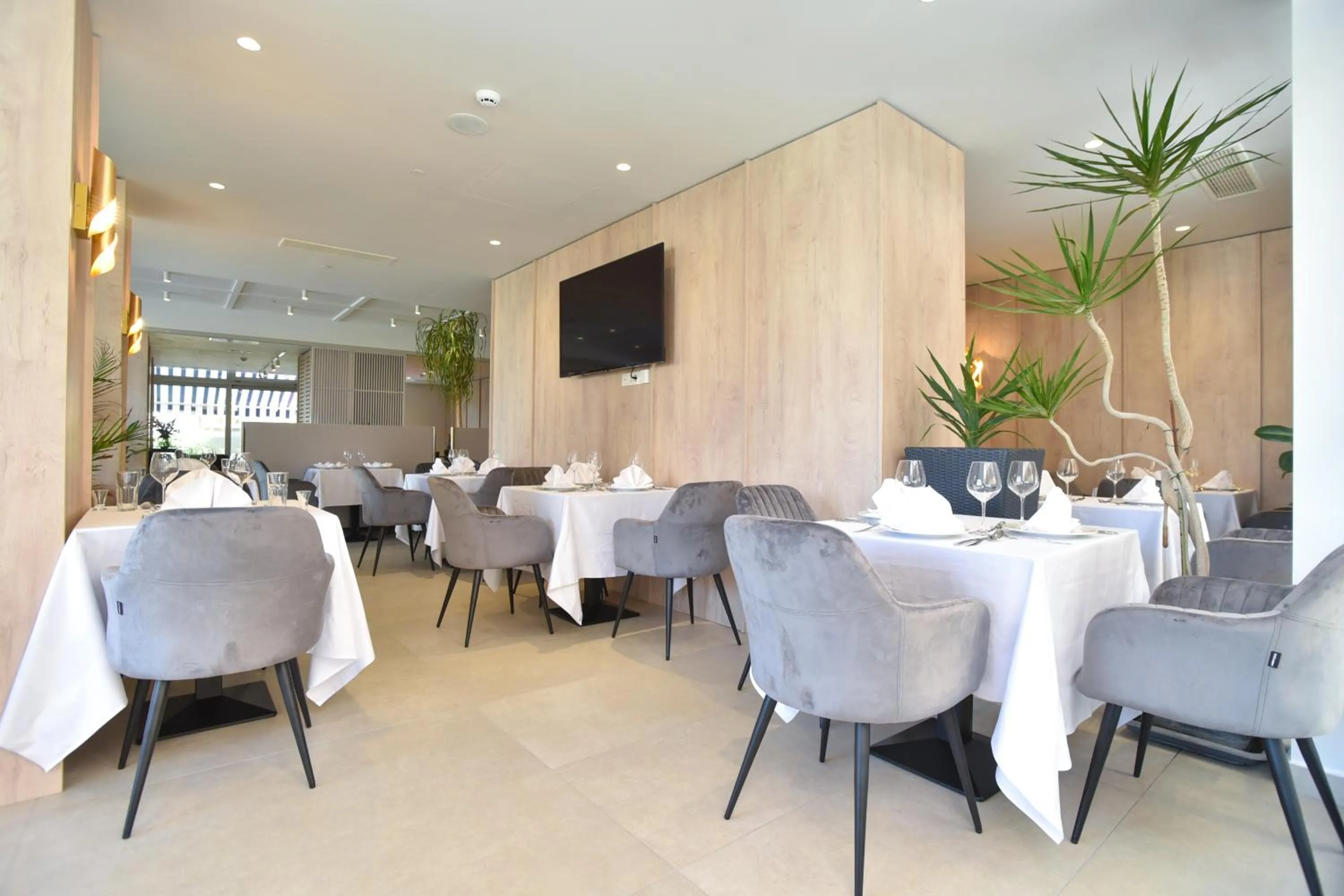Restaurant/places to eat in Hotel La mer