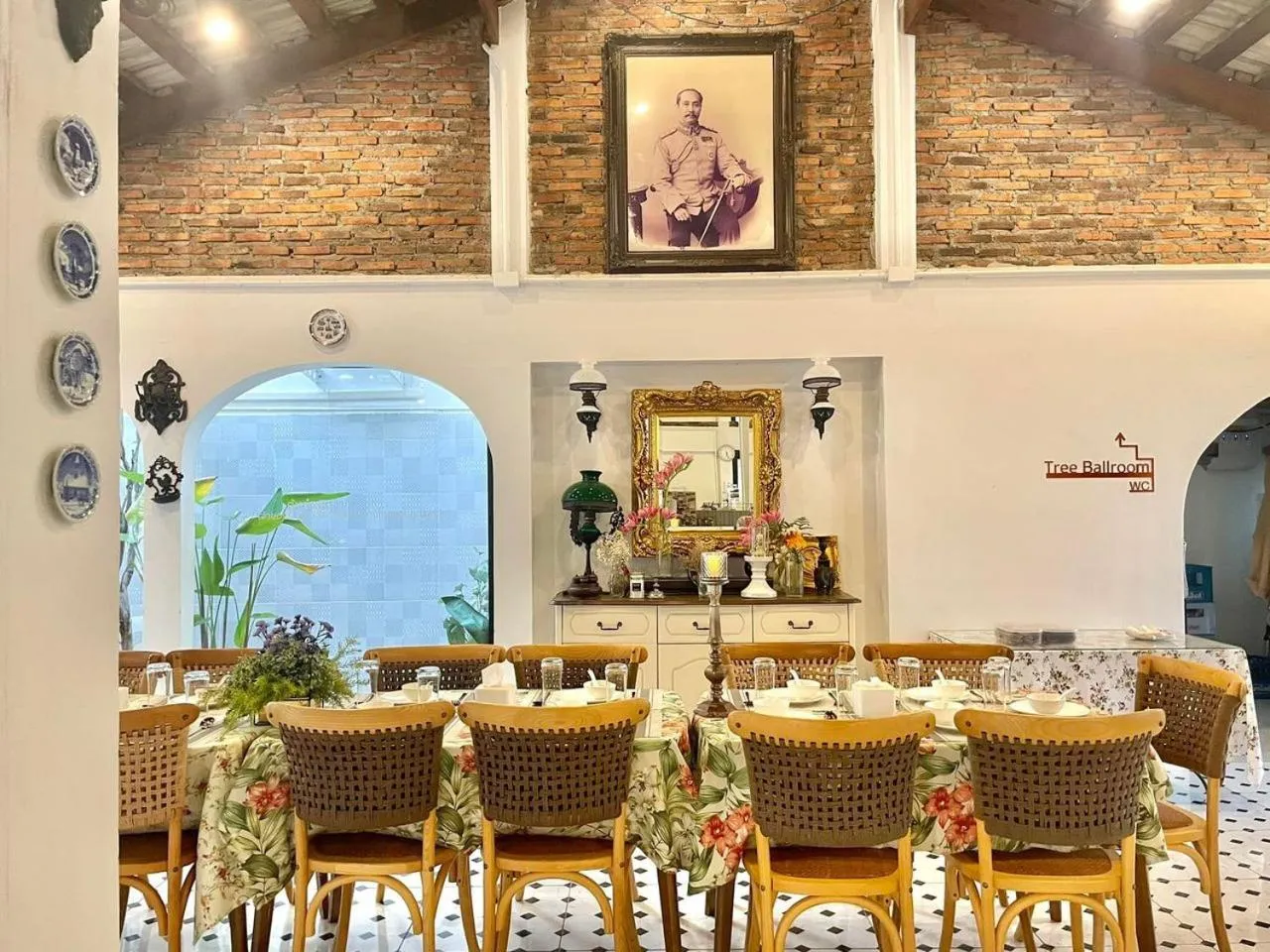 Restaurant/places to eat in Tree Tara hotel