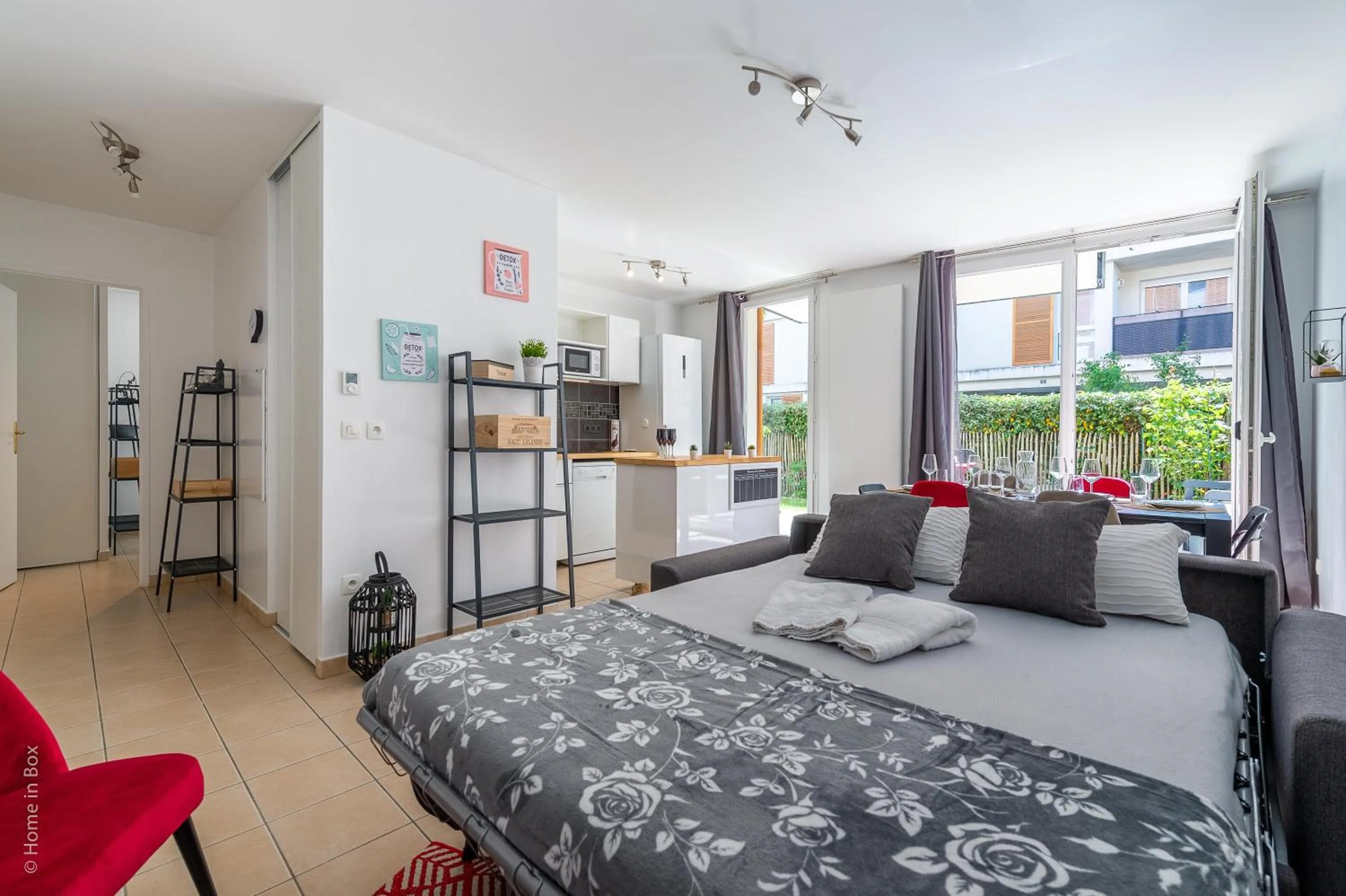 Living room, Bed in Appartement Montévrain Proche Disneyland - 6 Pax WIFI Parking