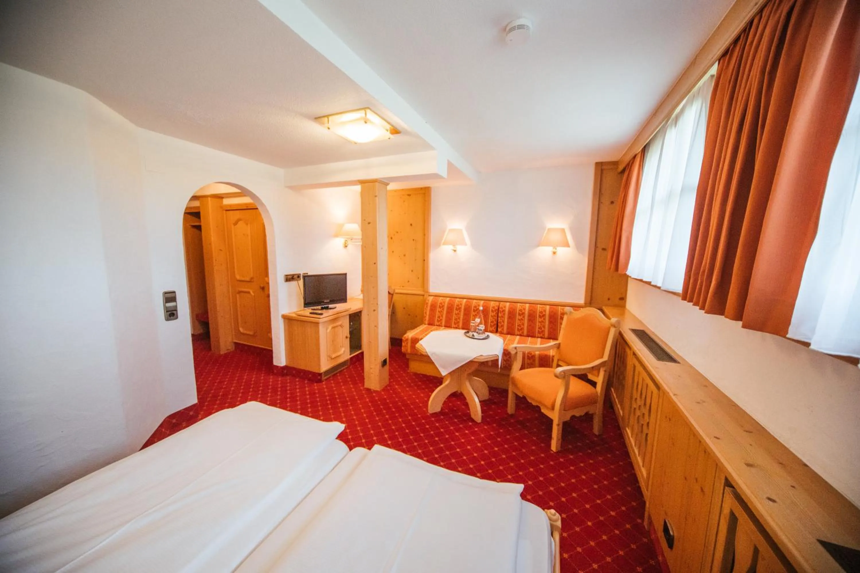 Photo of the whole room, Bed in Hotel Waldeck mit Restaurant "Florian'S"