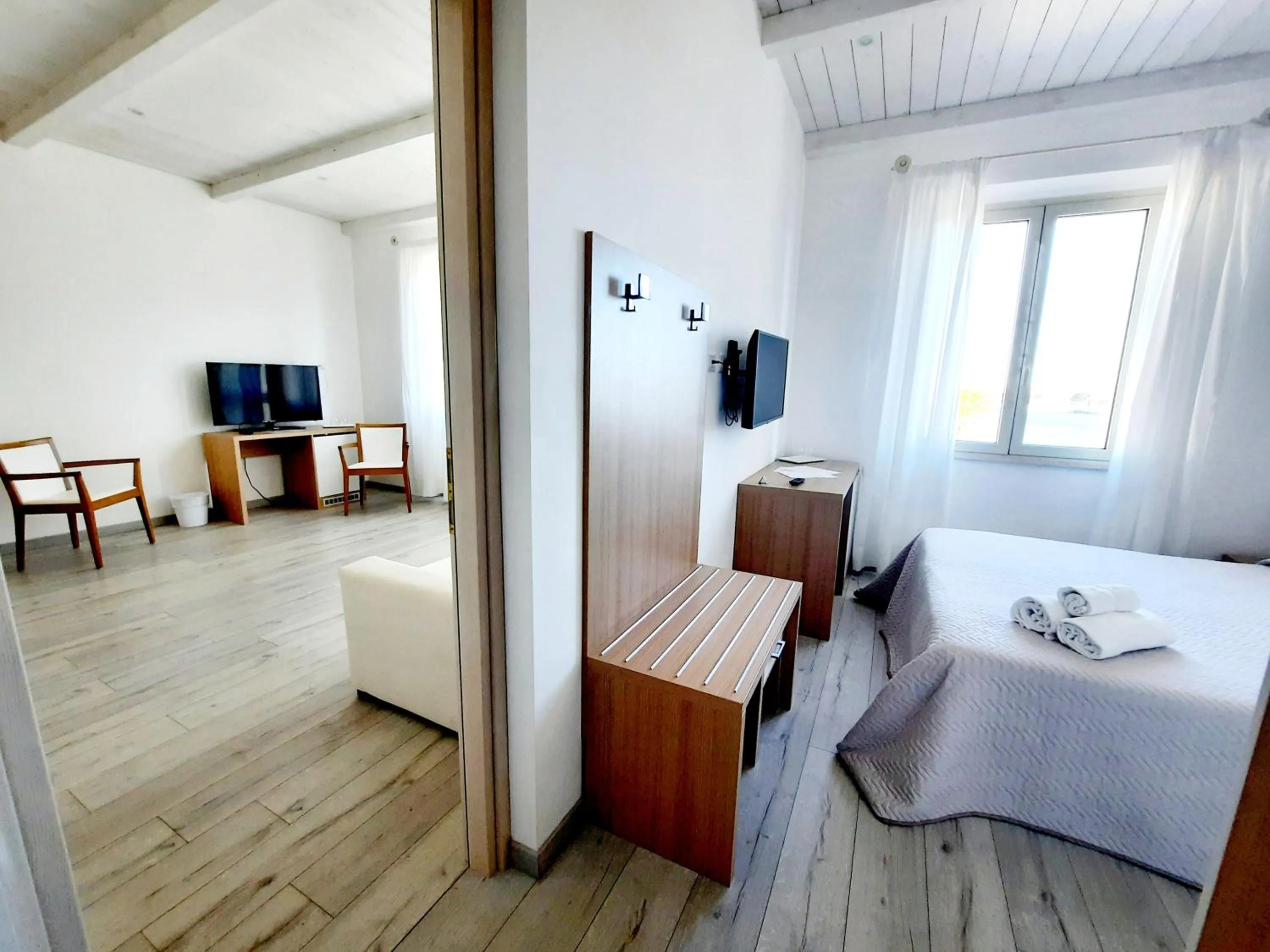 Bed in La Promenade Rooms & Suites