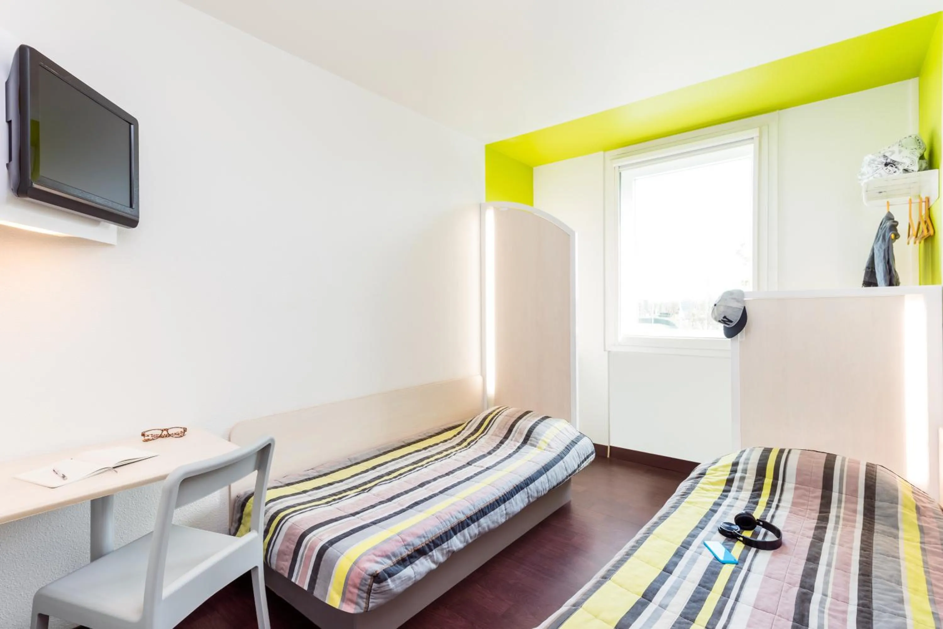 Photo of the whole room, Bed in Unisotel GAP -" Ex HôtelF1"