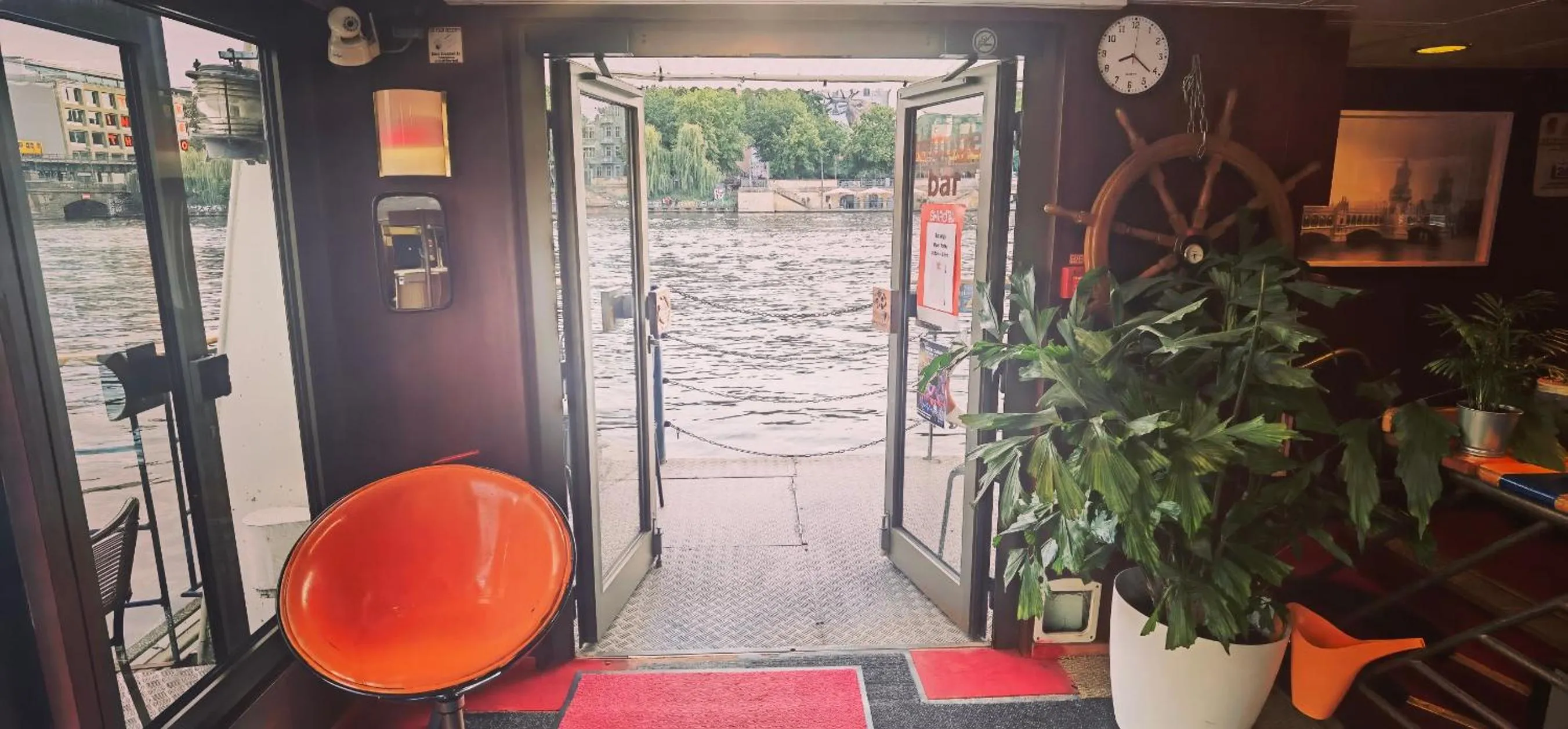 Facade/entrance in Shipotel-Berlin GmbH, Shipotel Eastern & Shipotel Western