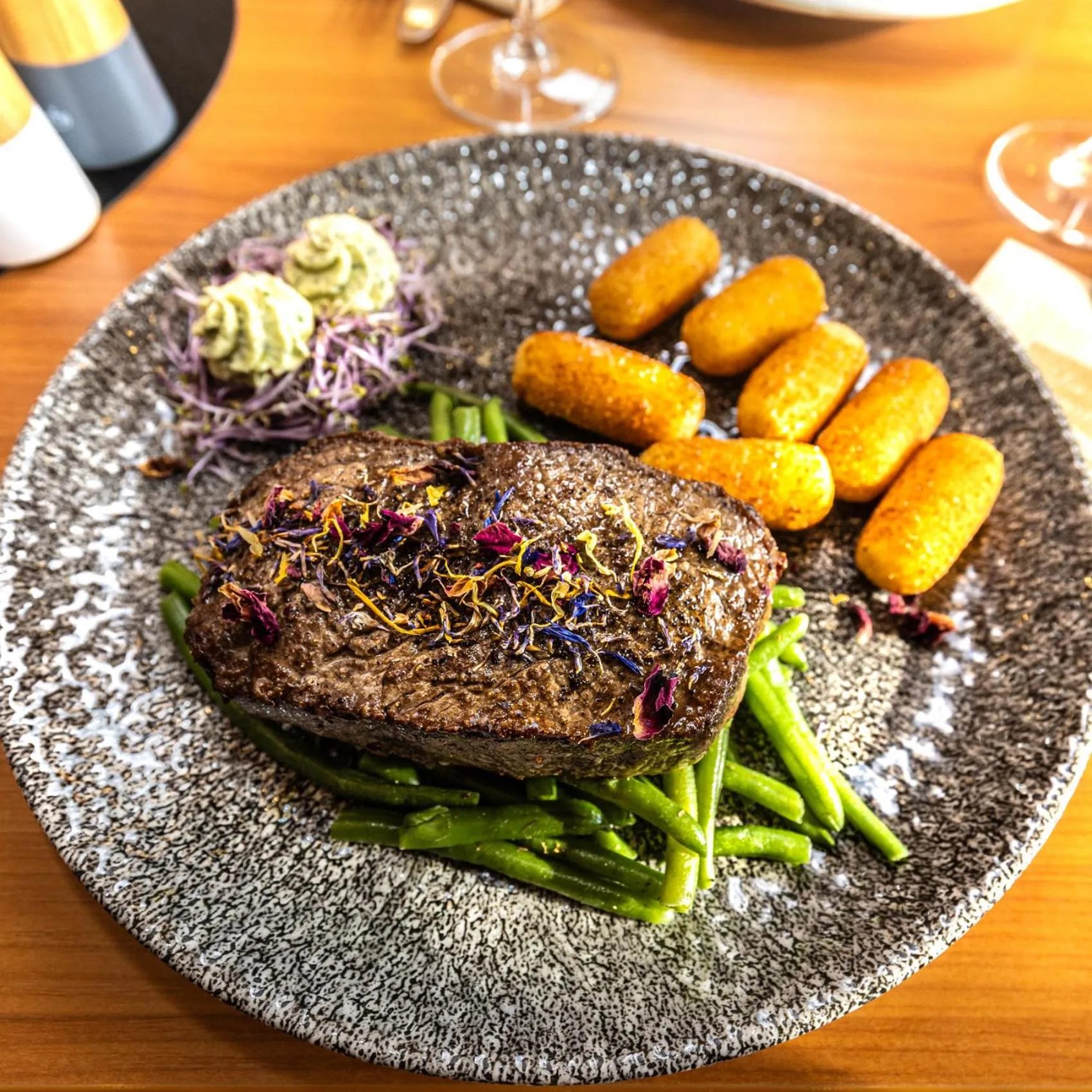 Restaurant/places to eat in Sport- und Tagungshotel De Poort