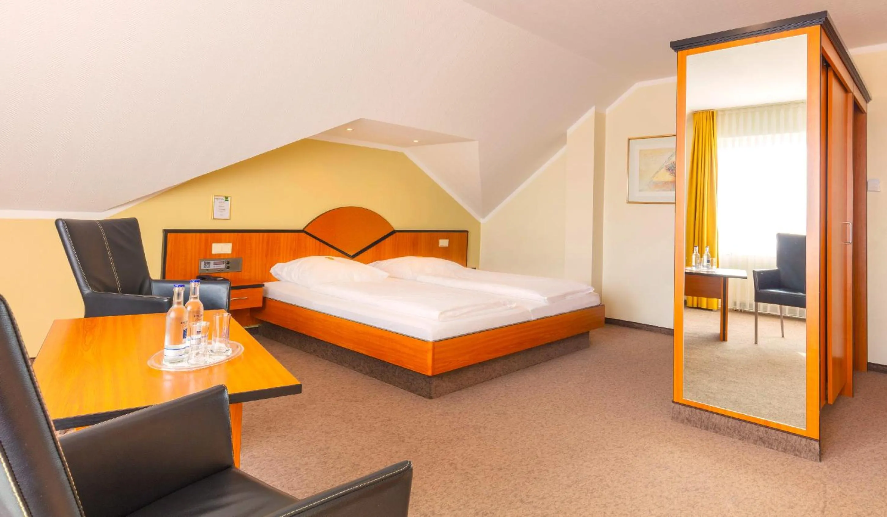 Photo of the whole room, Bed in Sport- und Tagungshotel De Poort