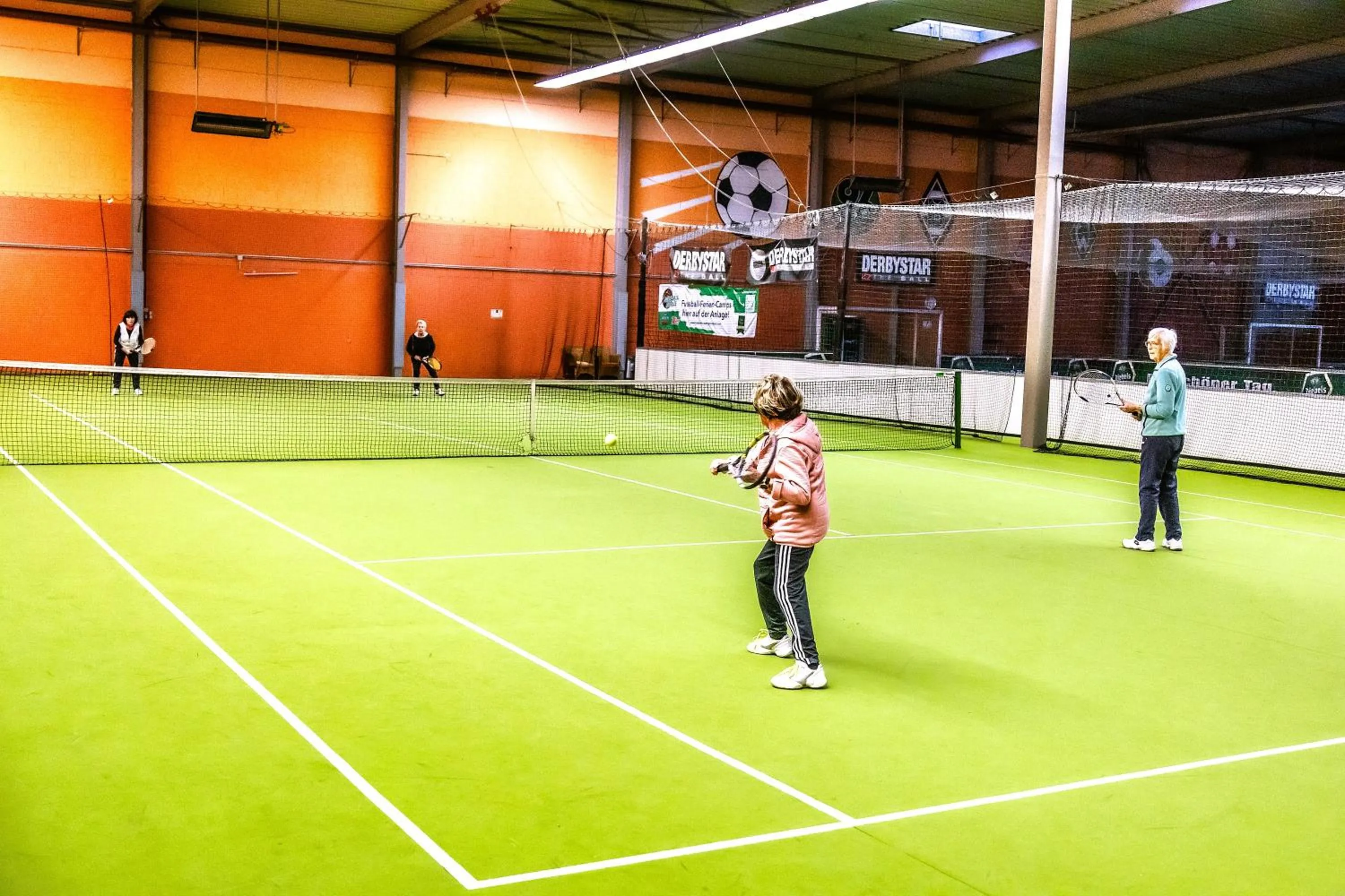 Tennis court in Sport- und Tagungshotel De Poort