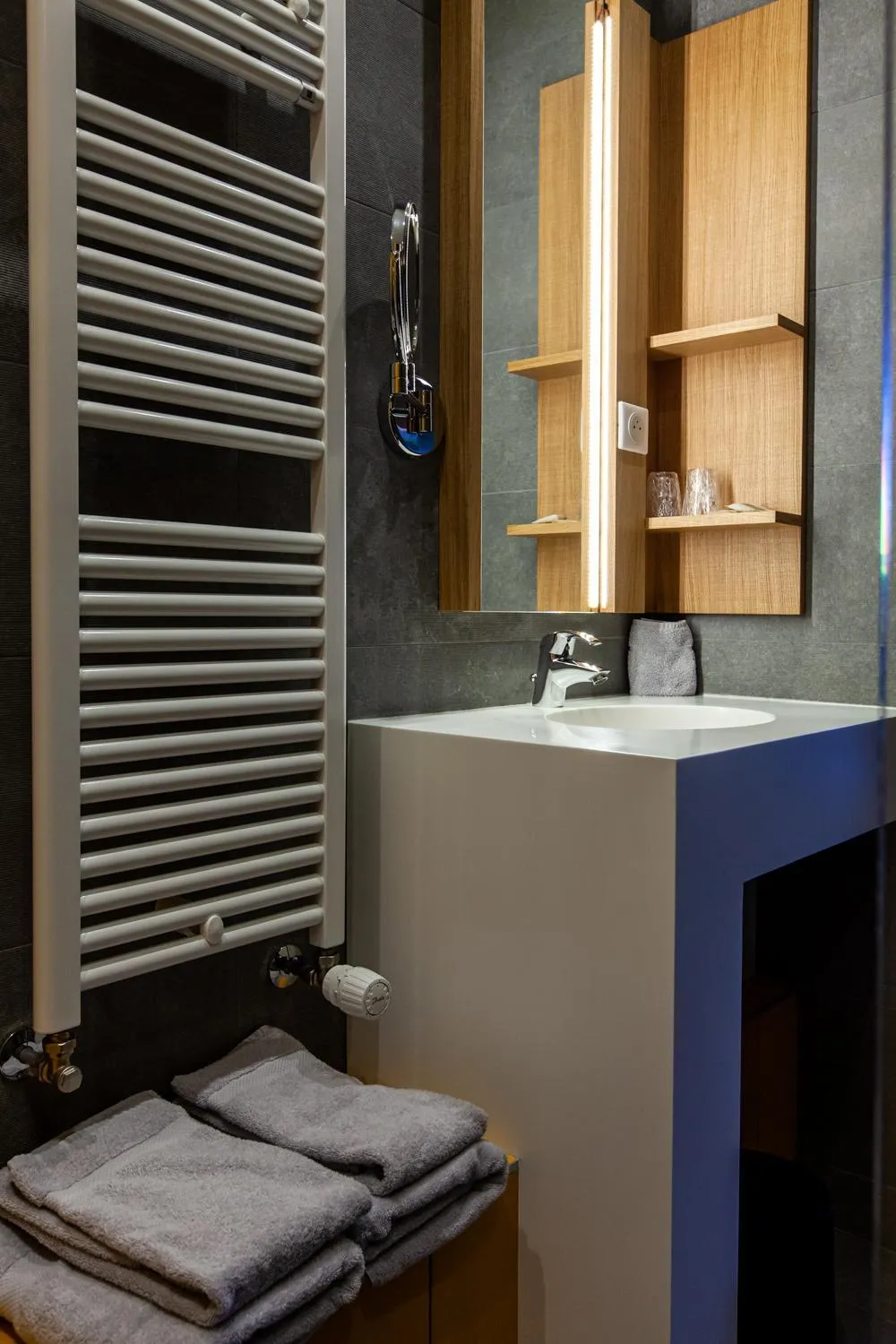 Bathroom in Logis Hotel Restaurant La Tour