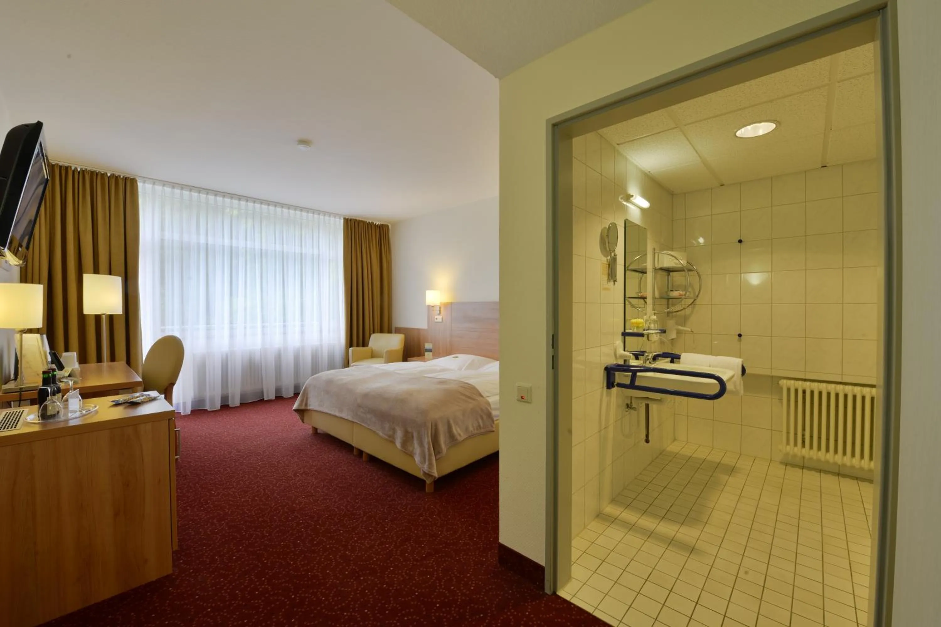 Bathroom, Bed in Ringhotel Haus Oberwinter