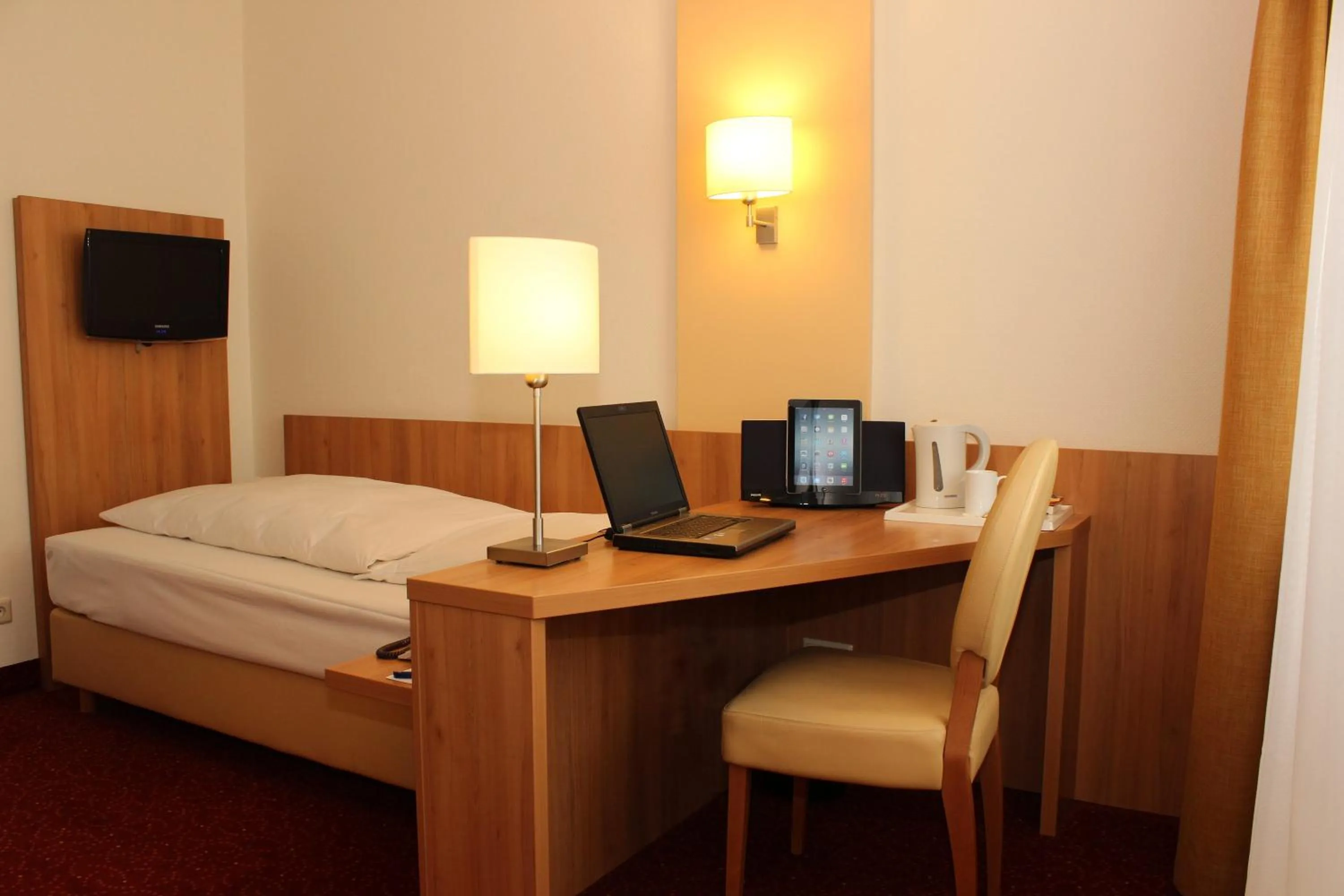 Photo of the whole room, Bed in Ringhotel Haus Oberwinter