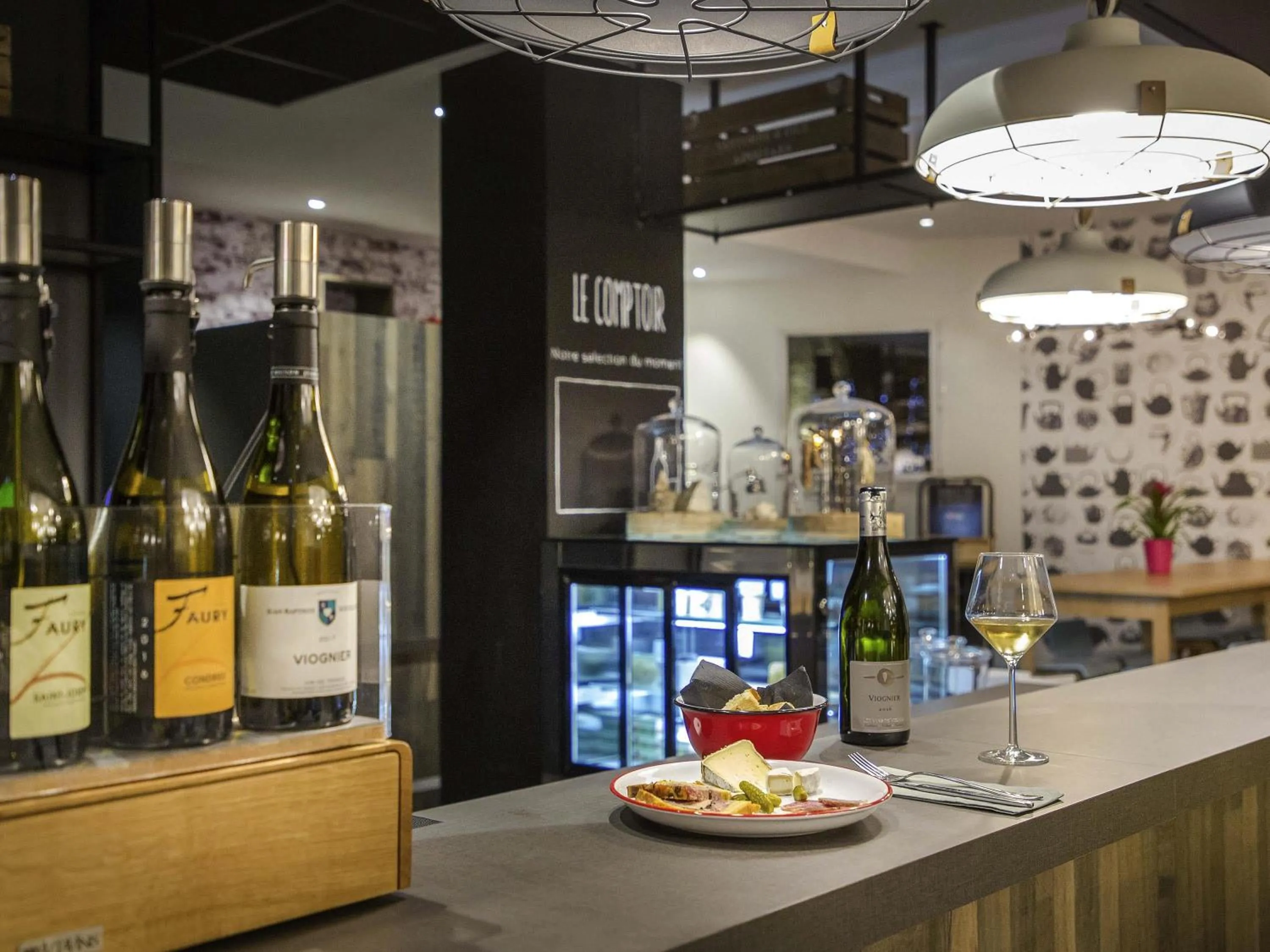 Lounge or bar in ibis Lyon Sud Vienne Saint-Louis